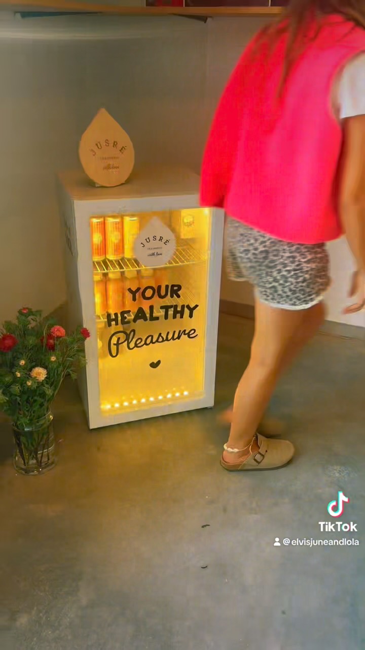 Your healthy pleasure! Koffiebar Pistache opent haar deuren op woensdag 3 september om 9u! Be there or be square! 1 ding staat vast: de lekkere @jusre.be kombucha zal koud zijn! 🥳 #almostready #koffiebar #Pistache #Wevelgem