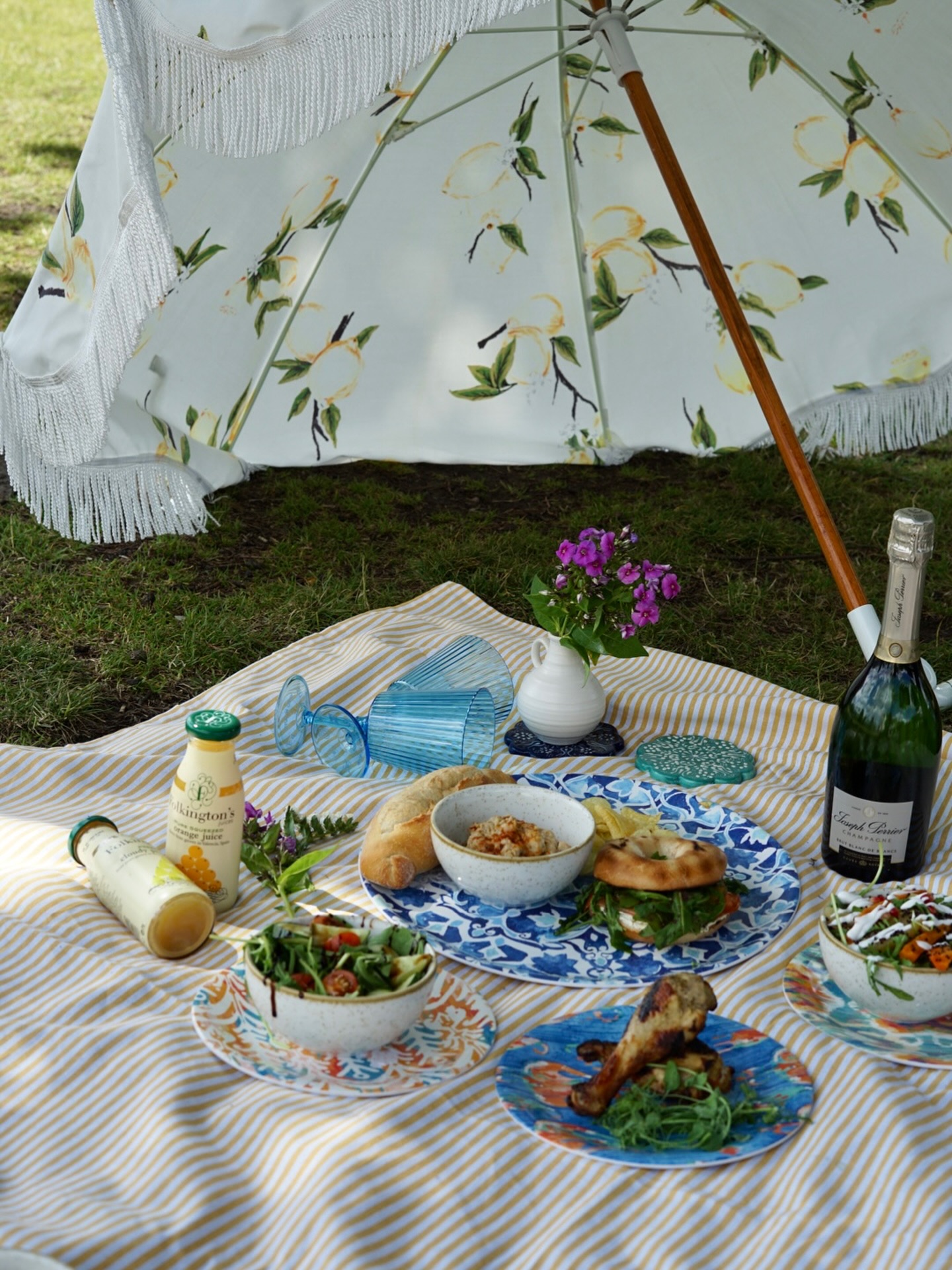 Swap park snacks for seasonal salads, smoked salmon bagels, and salted caramel treats. A Roots & Berries picnic hamper makes Walpole Park feel like the South of France—minus the plane ticket. Head to our website to learn more about our takeaway picnics.⛱️
