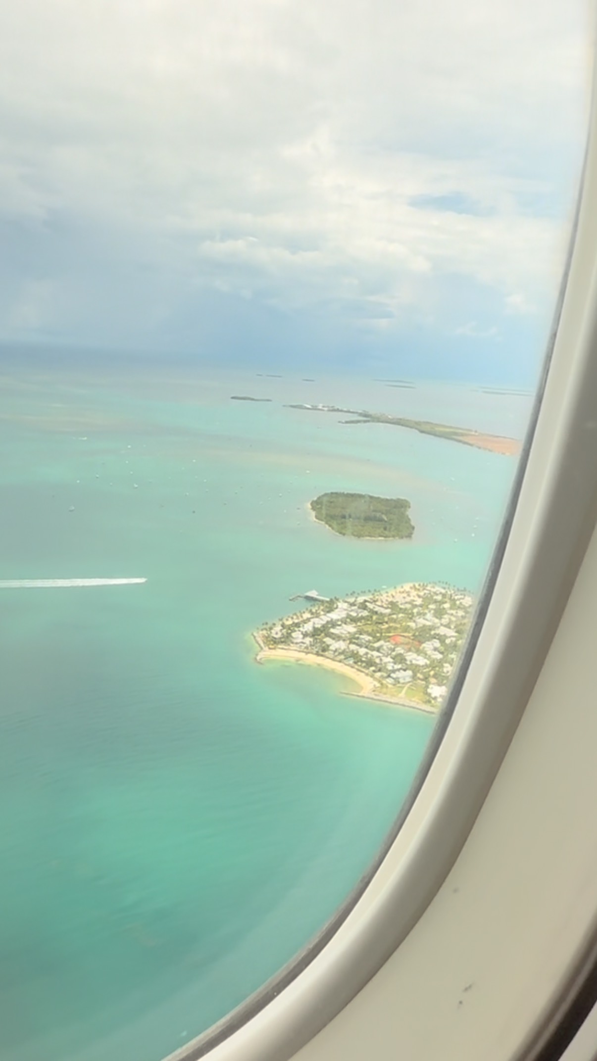 ✨“Fly into Key West and settle into camper life at Leo’s, days filled with water fun, island exploring, and all the tropical vibes. 🌊🚤🌴”✨#leoskeywestcampground #floridakeys #rvlife #camping