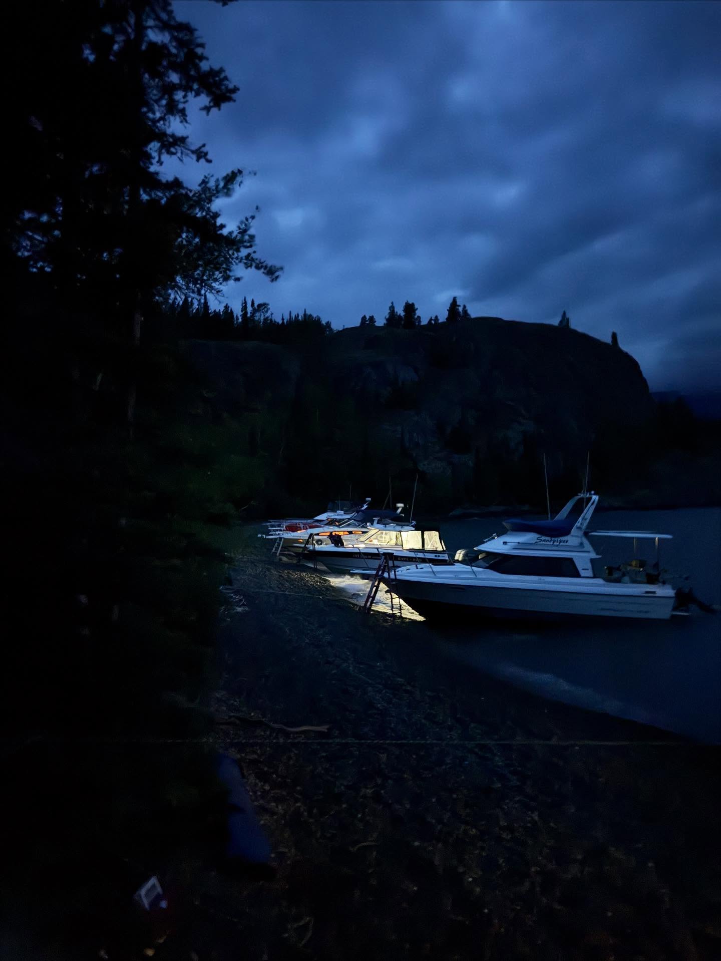 Loving life on Tagish Lake, rain and wind just adds to the adventure.
#wildplaceadventures #tagishlake #bayliner