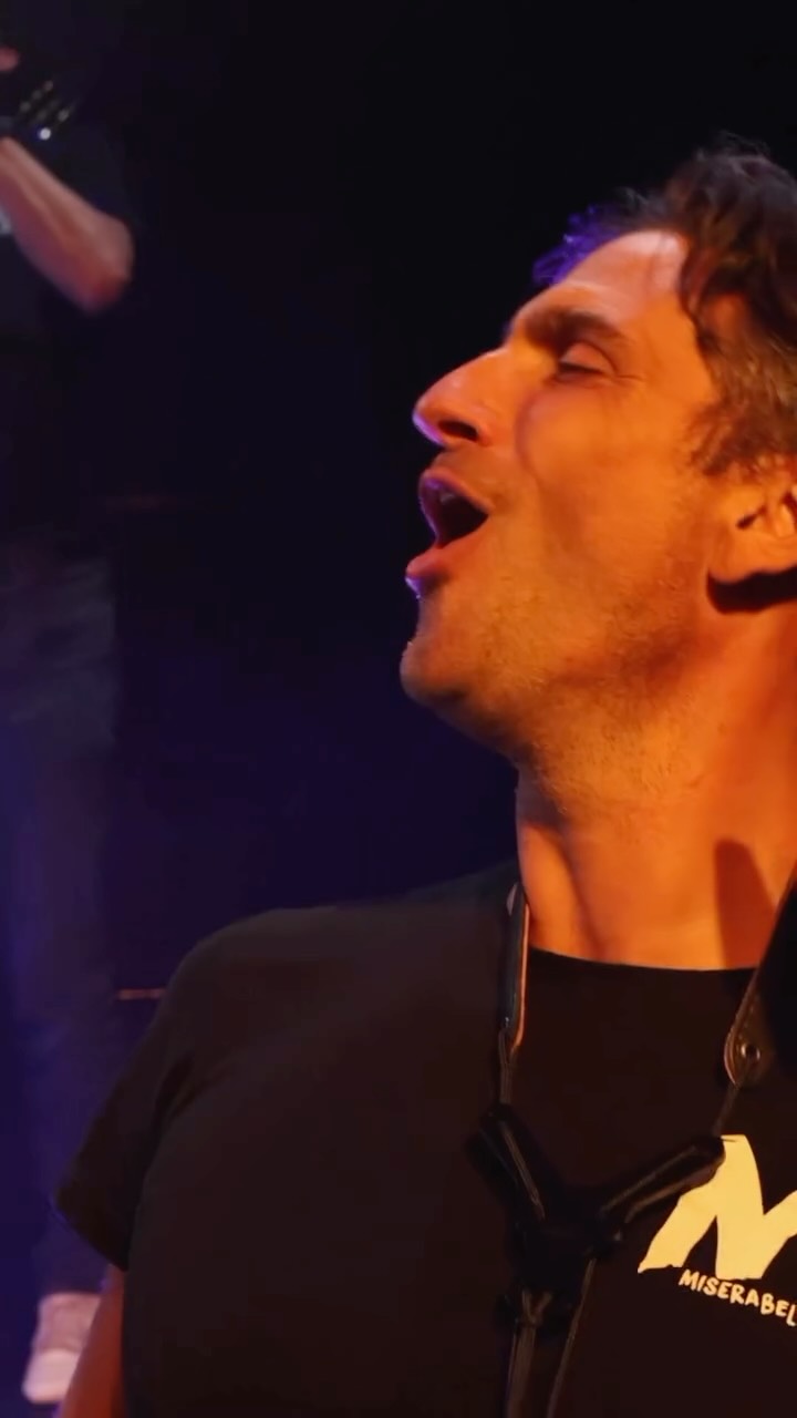 Ja! De repetities zijn begonnen — de countdown naar onze nieuwe show is officieel gestart! 💥
We repeteren weer volle bak en werken aan iets spectaculairs. In deze video krijg je een exclusief kijkje achter de schermen van onze kersverse act: met meer dan 20 live blazers, Duitse feestklassiekers, en brass power zoals je die kent van Querbeat, Druckluft en die Faaschtblänker—met een eigen twist! 🇩🇪🎺🔥
De volledige promo video komt binnenkort gewoon hier op Insta, maar je kunt hem nú al bekijken op YouTube (link in bio) — benieuwd naar wat jullie te wachten staat! 🙌
🌟 Volg ons en blijf op de hoogte, zodat je er als eerste bij bent wanneer we jouw evenement omtoveren tot de ultieme feestbeleving—of het nu carnaval, Oktoberfest, festival of feesttent is.
Tot snel op jullie podium!
#ikbenmiserabel #miserabelband #promo #livebands #druckluft #querbeat #fäaschtbänkler