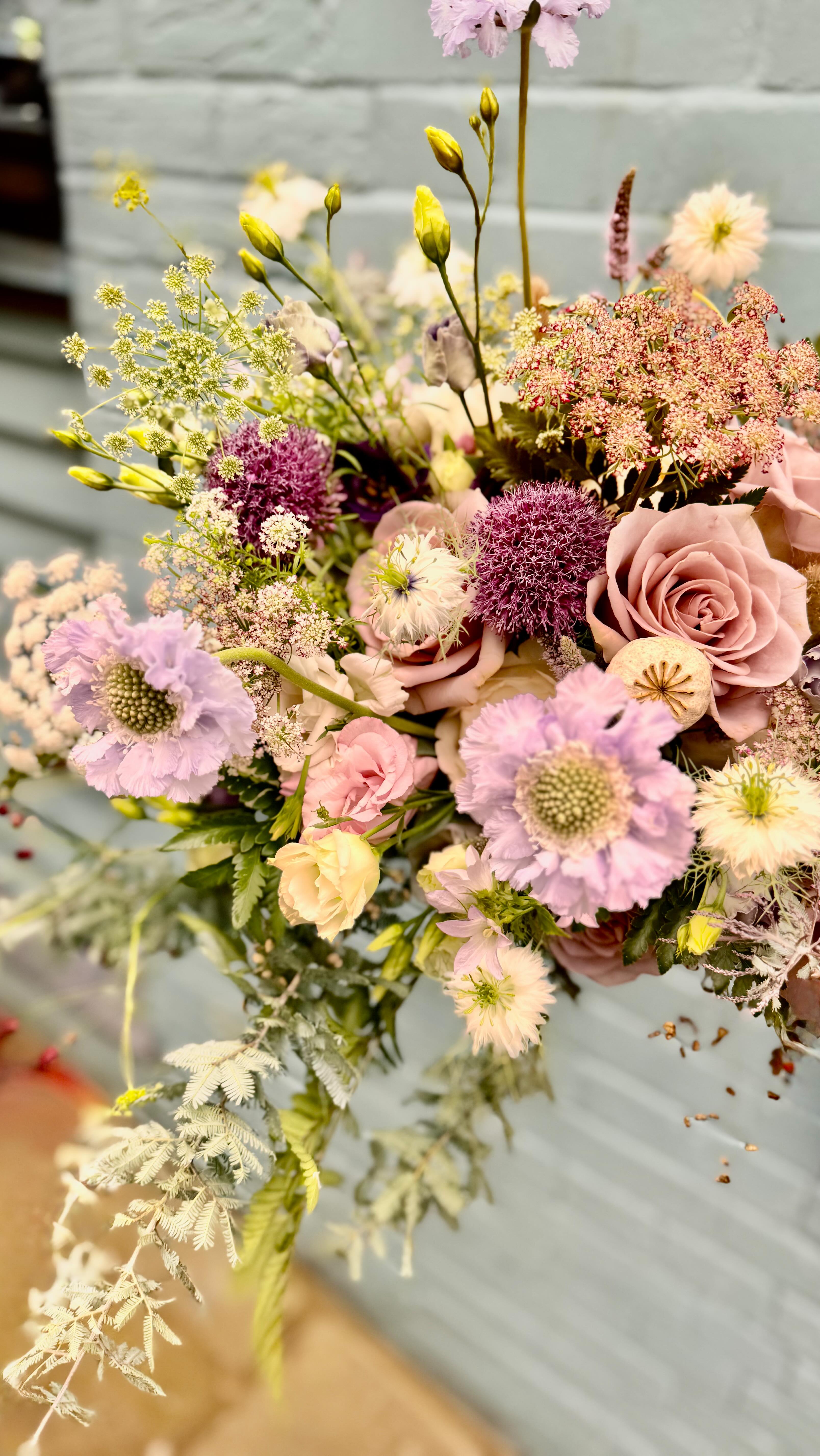 Experimenting with different backdrops for capturing bouquets. The same bouquet with several options including furniture, model, windowsills and walls. With thanks to @estatekingston for some of the locations. #totnesflorist #devonflorist #bridalbouquet #naturallyabundant #timelessweddings #luxeweddings #flowerlover