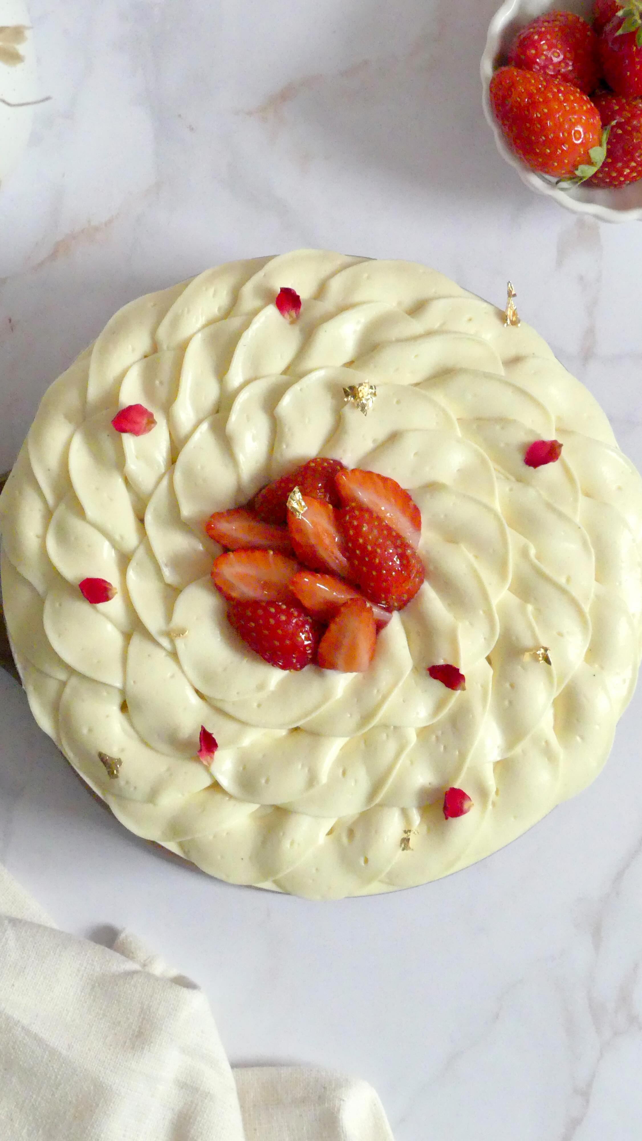 Le charme intemporel du fraisier ✨
Un biscuit moelleux, une crème légère, la fraîcheur des fraises qui s’invitent comme un doux rappel d’été…
C’est le genre de dessert qui réunit autour de la table, qui réconforte et qui fait sourire rien qu’en le regardant.
Un classique que j’aime revisiter avec délicatesse, en gardant cette simplicité élégante qui fait tout son charme.
Il est composée :
- Un biscuit de Savoie
- Un croustillant noisette
- Une compotée de fraises
- Une crème diplomate à la vanille
- Une ganache montée à la vanille
- Des fraises fraîches de saison
~
🍓 Un moment de douceur, à partager… ou à savourer juste pour soi.
Avec les magnifiques fonds de @fondphoto.pastryandtravel 💫
~
#patisserie #pastry #fraisier