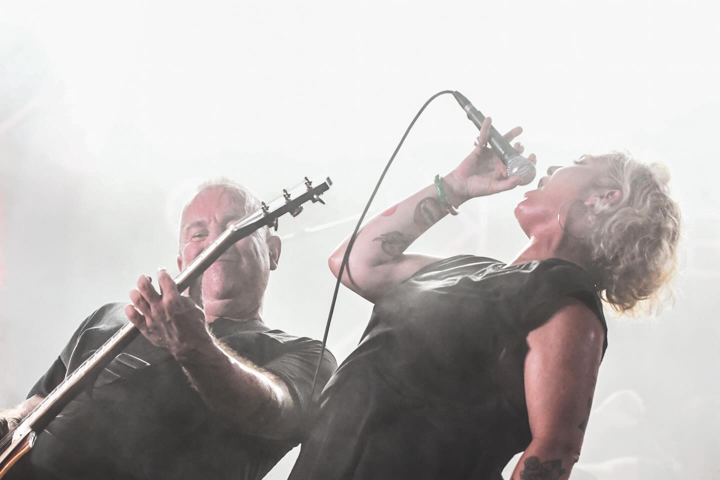 ESKERRIK ASKO ONDARRU!
Atzo beste behin azkenekoz Portuko Ranoin sentitu genuen energia eman zeniguten. Oso eskertuta oraingo honetan ere! Etq plazer hutsa Delirium Tremens taldeko lagunekin oholtza konpartitzea. Aupa ekipo!
Ayer nos volvisteis a dar la energía que recibimos la última vez que estuvimos en Portuko Ranpi,”. Muy agradecidxs esta vez también!
Y un gran placer compartir escenario con los amigos de Delirium Tremens. Aupa ekipo!
Hurrengoak/Siguientes
09/05 Artea @ Plaza (Jaiak)
11/08 Gasteiz @ IAK Kulturgunea + Zea Mays + Mursego + Eraso! + Nakar + Miren Narbaiza, Joseba Baleztena, Ander Mujika
📷 @eideriturriaga