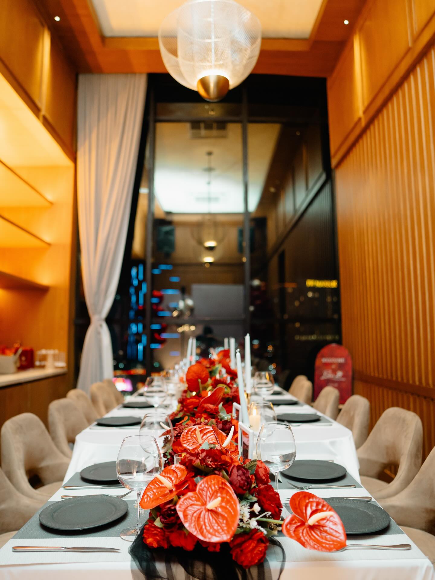 Every detail is a promise .
from the satin napkins to the velvet roses.
📍 Venue: VIP 3 , PENTHOUSE ON 19th
📸 : @lumens.photo
📞 Contact : +62 853-8387-6801 (Whatsapp Available)
💌 Email : thekimsgardenia@gmail.com
#tabledecormedan #thekimsgardenia #thekimsgardeniaexperience #thekimsgardeniasignature