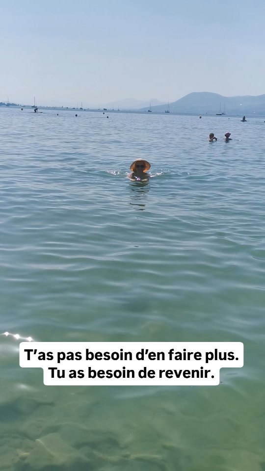 T’as pas besoin d’en faire plus.
Tu as besoin de revenir.
Il m’a fallu du temps pour comprendre ça.
Que la clarté ne vient pas quand je pousse.
Elle vient quand je m’arrête.
Quand je respire.
Quand je reviens à moi.
💧 La clarté revient quand je me donne le temps de revenir à moi.
🧘♀️ Bouger, respirer, sentir : voilà ma manière de me recentrer.
🔥 Le leadership ne commence pas par l’action, mais par la présence.
Revenir à soi, ce n’est pas fuir.
C’est refuser de se laisser happer.
C’est poser un espace où le corps et l’esprit peuvent se retrouver.
Et c’est là que la puissance revient.
Naturellement.
Sans forcer.
#LeadershipFéminin #RevenirÀSoi #Présence #ClartéIntérieure #FitLeaderPro #MouvementConscient #SlowPower #ÉquilibreIntérieur #Ancrage #PuissanceDouce #CorpsEtEsprit #FemmeLeader #VitalitéFéminine #ConnexionÀSoi #LeadershipAuthentique #SoftPower #LeadershipIntuitif #MindfulMovement #LeadFromWithin #EmbodiedLeadership #IsabelleCurratCoaching