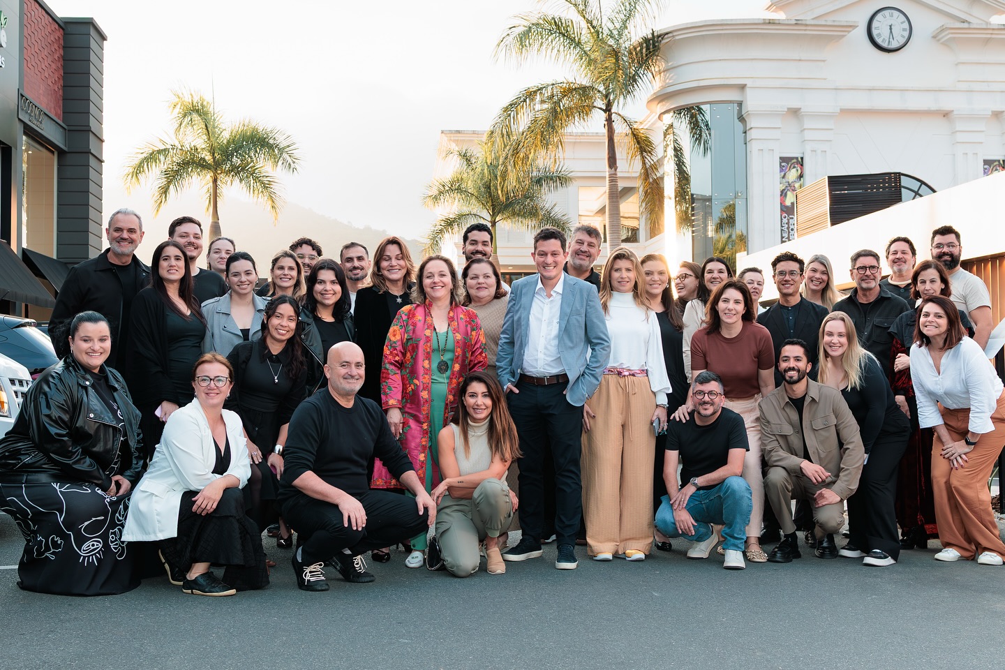 Celebrando a terceira edição da DW! Tour Balneário Camboriú apresentada no CasaHall Design Shopping!
Agradecemos a todos os lojistas, profissionais e artistas que participaram desta edição, fortalecendo ainda mais o design, a arte e a arquitetura.
—
@dimas.volvo @portobelloshopbc @mk.som.e.imagem.bc @sca_balneario_camboriu @organnebalneariocamboriu @bretonbalneariocamboriu @spenglerdecor @jnzaffiri @dscontemporanea @npkmarmores @lamplightiluminacao @mendesempreendimentos @mgsuperficies @galeriacosmos @pormade.bc @smegbalneario @galeriahaiko @artefactooficialbrasil @orientesetapetes @sierrabalneario @ornare.sc @docoloficial