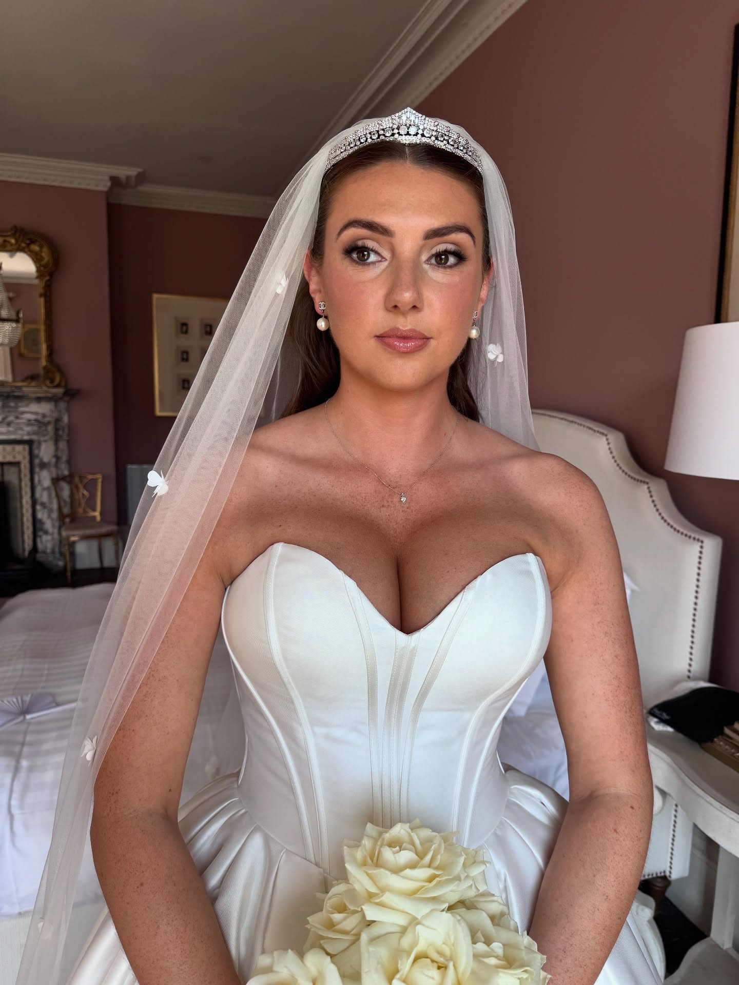 H @berwick_house 🤍
Modern Smokey with a bright Matte on the lid to infuse the eye area with light ✨
This look served, especially in B+W 🫶🏼✨