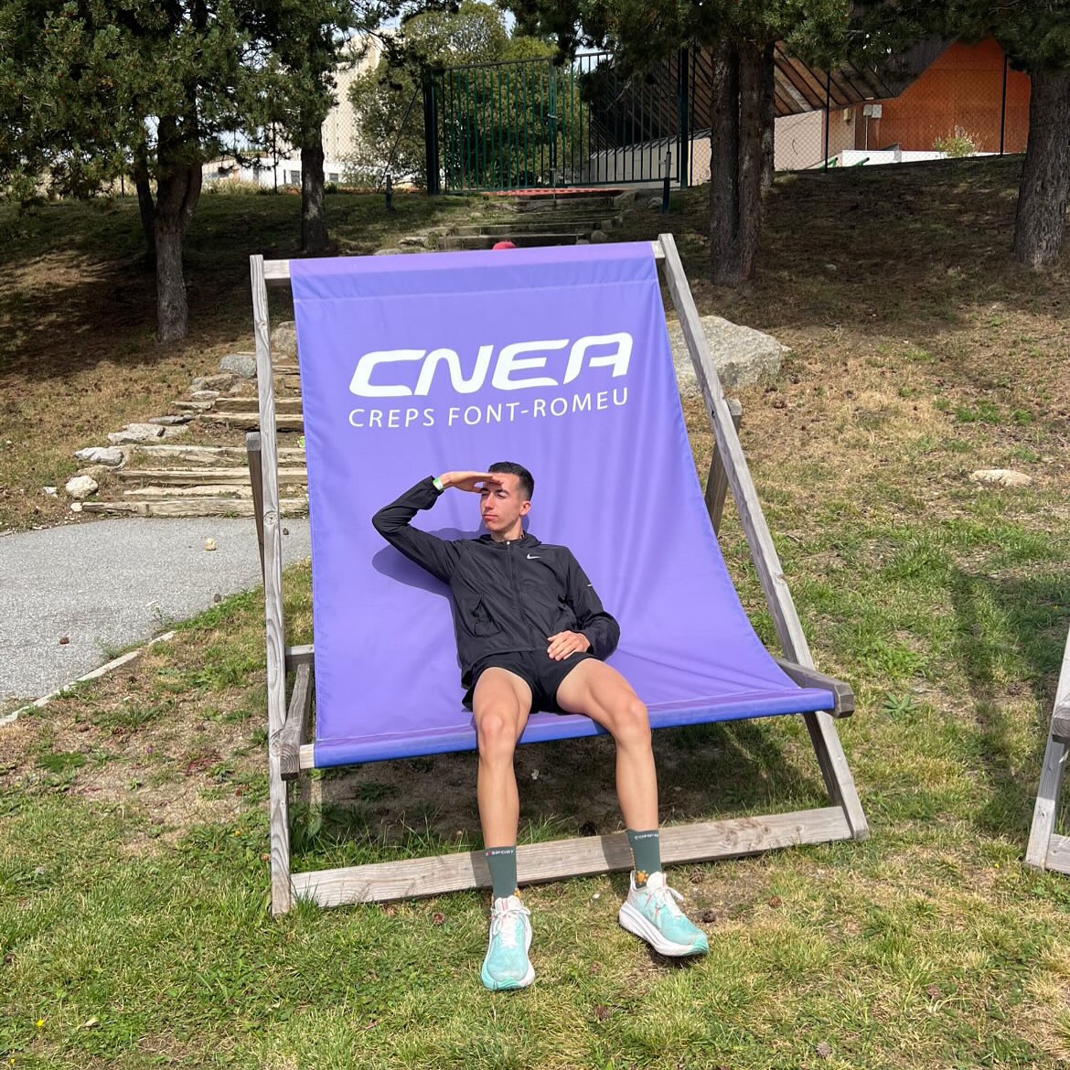 Peinard grâce à la préparation mentale 😎
Il y a 5 mois, Enzo a commencé la prépa parce qu’il avait régulièrement des points de côté, à l’entraînement comme en compét’. Mais ce n’était pas tout : à chaque fois qu’un objectif important approchait, il se passait quelque chose… maladie, infection, bronchite… bref, toujours un obstacle au mauvais moment.
En réalité, ce n’était pas un problème d’entraînement physique, mais des blocages inconscients 🧠
Ensemble, nous avons :
✨ identifié précisément le mécanisme derrière ces symptômes,
✨ travaillé sur son rapport à l’échec,
✨ pratiqué la méditation,
✨ déconstruit des croyances limitantes qui l’empêchaient d’être serein…
En prendre conscience, comprendre pourquoi cela arrivait et apprendre à le dépasser lui a permis de se libérer 😁
Aujourd’hui, Enzo s’entraîne détendu et court serein. La photo parle d’elle-même : il est peinard 😏
Et toi, tu commences quand la prépa ?
#fontromeu #athlete #athletisme #prepa #prepamentale #objectif #angouleme #charente