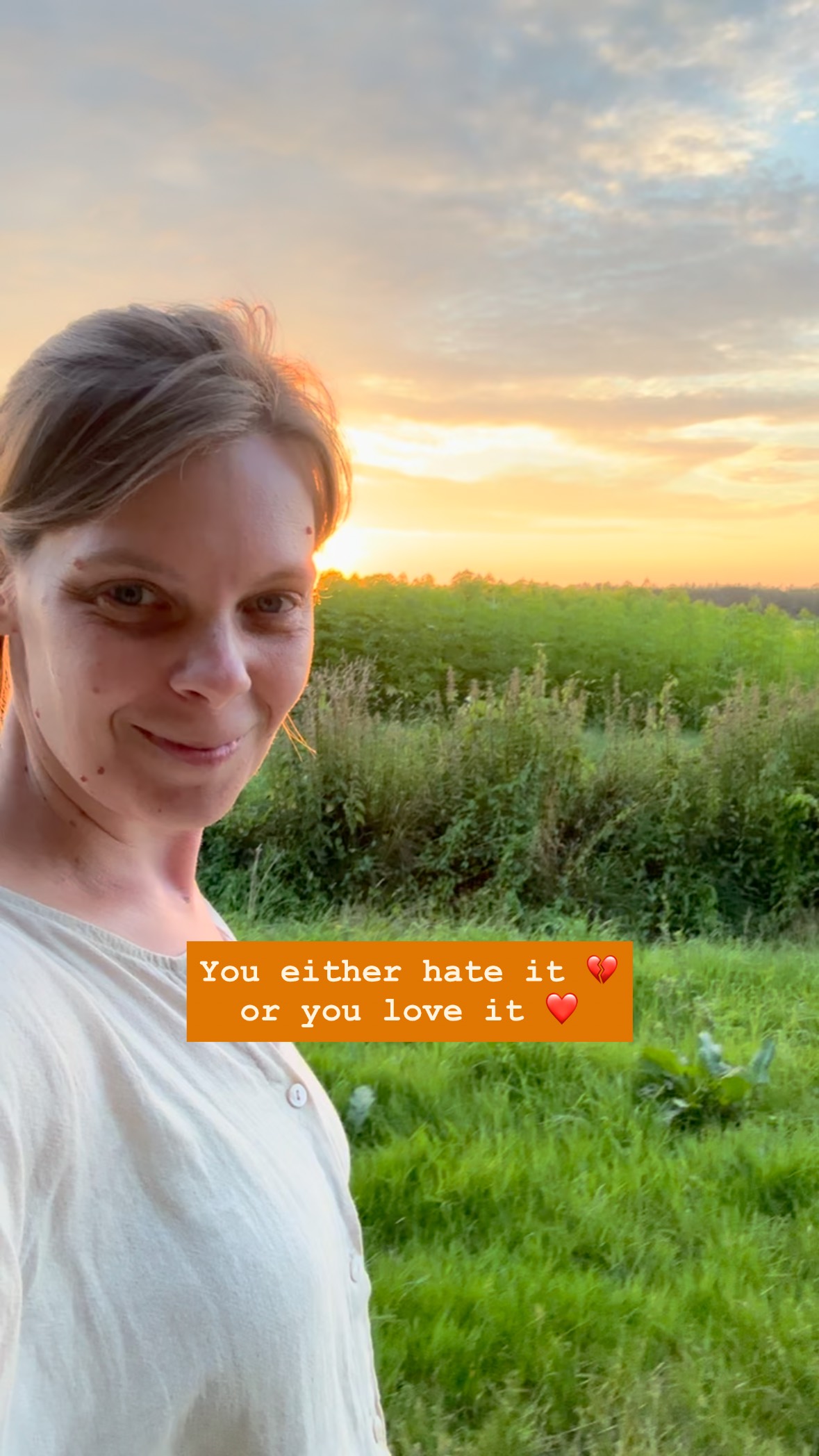 You either hate it or you love it: het idee van ademwerk in een groep(je).
Misschien denk je…
“Moet ik dan iets hardop delen?”
“Wat als ik emotioneel word?”
“Is het niet ongemakkelijk met mensen die ik niet ken?”
Of juist “Ah lekker, niet álle aandacht op mij” 😉
Welke van bovenstaande gedachtes jij ook herkent; ik nodig je uit om het te proberen. Want het samen ademen geeft een energie… Het is een ervaring die ik niet goed in woorden kan vatten 🤩
Je bent verbonden. Dat woord komt misschien wel het best in de buurt. Verbonden, in de eerste plaats met jezelf. Maar zeker ook met de groep.
Wil je dit bijzondere gevoel een keer ervaren? Vrijdag 19 september organiseer ik een ademcirkel bij Yogastudio de Orbit, vlakbij station Driebergen-Zeist. Je bent super welkom. Laat het me weten als je erbij wilt zijn! Stuur een DM of reageer onder deze post 💌.
#ademwerkdriebergen #ademcirkeldriebergen #ademcirkelzeist #ademcirkelodijk #verbondenademwerk #verbondenadem #ademcirkel