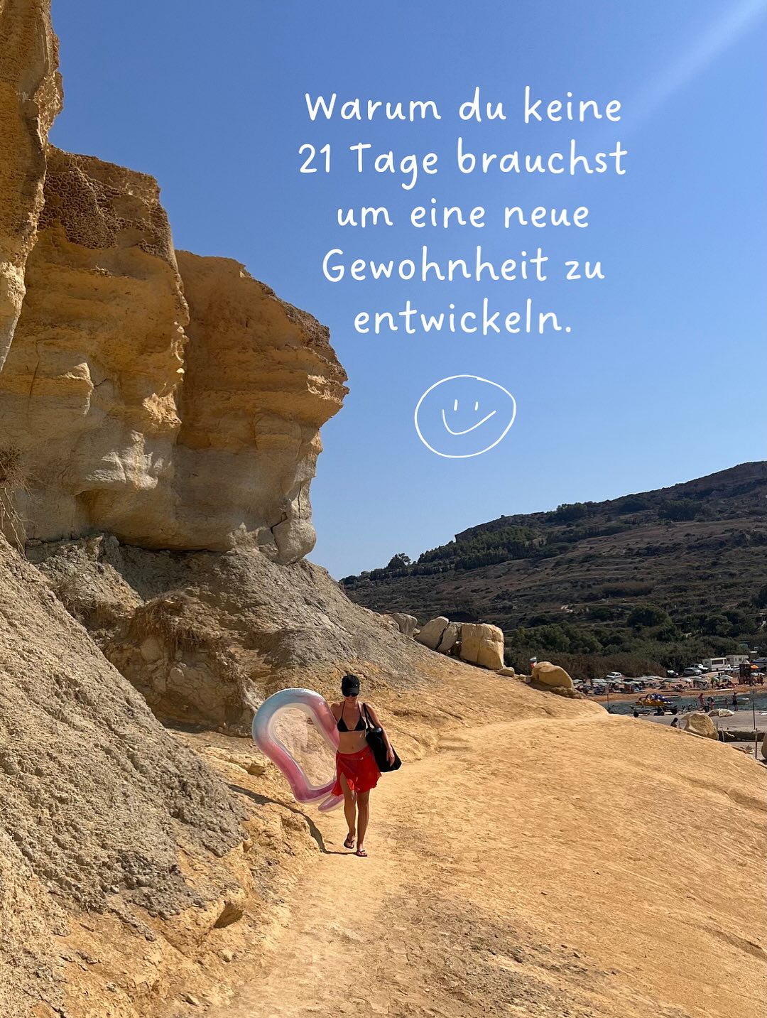 Wie kommt man nach einer Pause wieder zurück auf Yoga Matte?
Direkt morgens nach dem Zähneputze üben?
Immer zur Gleichenuhrzeit?
Einen Altar erstellen 😳 bzw. einen festen Ort haben?
Diese Tipps habe ich vor allen in den ersten Jahren meiner Yoga Ausbildung häufig gehört. Ehrlich gesagt, konnte ich nie irgendwas damit anfangen.
Mittlerweile habe ich einen sehr entspannten Umgang mit meiner eigenen Praxis und habe für mich realistische Gewohnheiten entwickelt.
Deshalb kann es durchaus vorkommen, dass ich mal ein paar Wochen Pause in meiner Praxis habe und danach wieder auf die Matte zurück finde - was manchmal nicht ganz einfach ist :)
Die Idee, dass es genau 21 Tage braucht neue Gewohnheit ist Quatsch.
Tatsächlich ist das sehr viel individueller und von vielen verschiedenen Faktoren abhängig.
Viel wichtiger, als sich jeden Tag auf die Matte zu zwingen, ist eher ein „Warum“ für sich zu haben und einen realistischen Anspruch an die eigene Möglichkeiten.
Meine Lehrerin hatte mal zu mir gesagt „Discipline is not punishment, it’s consistency“ und das fühle ich sehr.
#yoga#yogaunterricht#yogaberlin