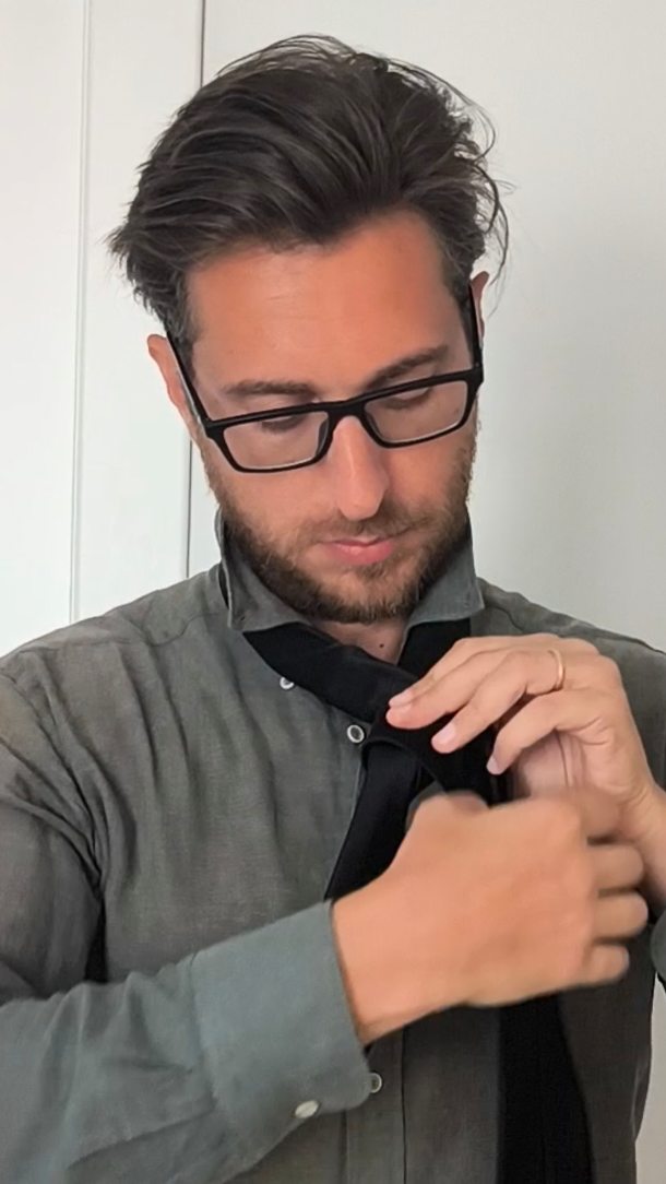 Consiglio supremo:
mai mettere la cravatta corta fino a metà petto altrimenti diventa un bavaglino per la pappa.
#destinationweddingitaly #nickgritti #fotografomatrimonio #destinationweddingphotographers