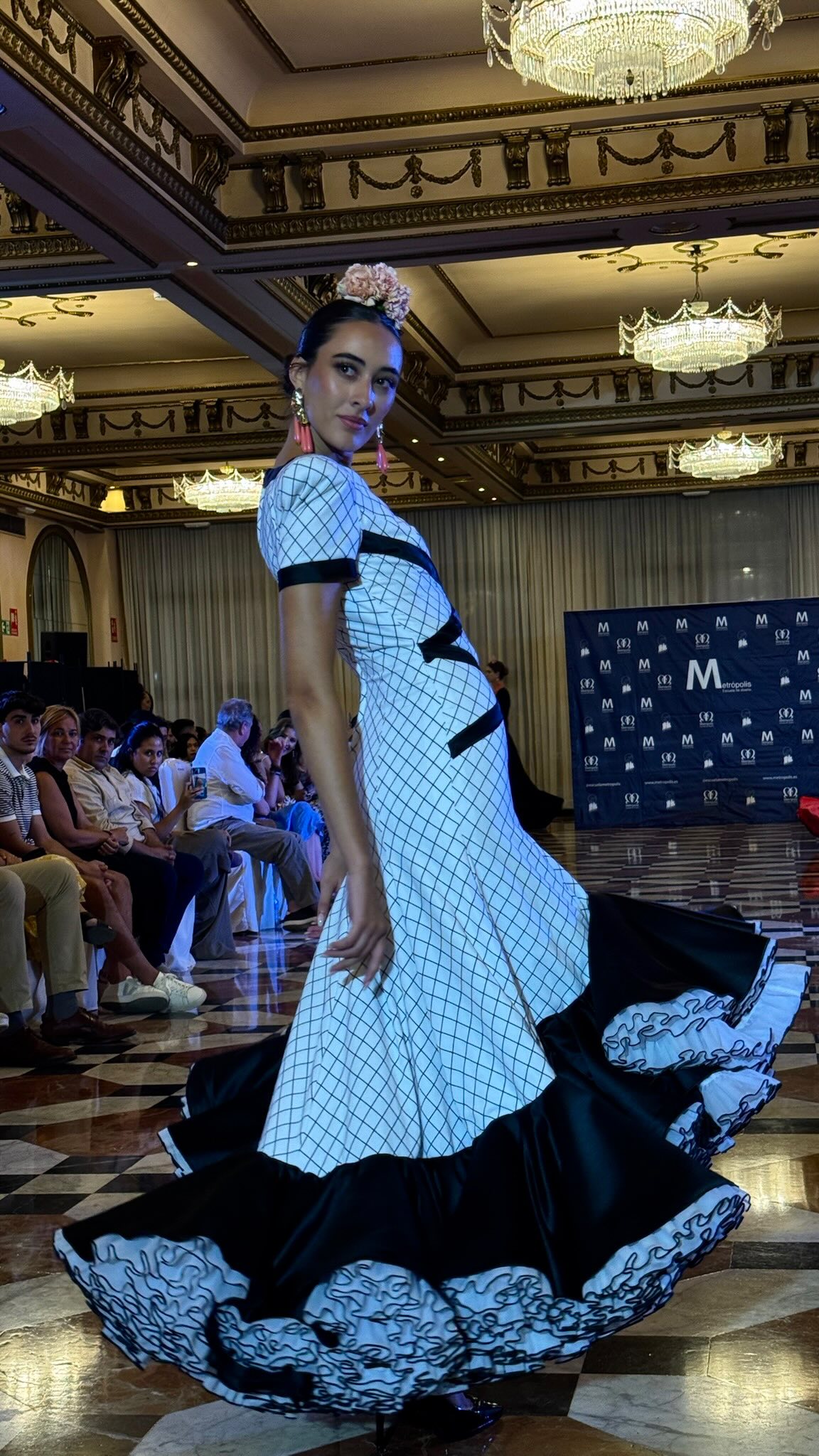 ✨ Colores vibrantes, movimiento y mucha fuerza sobre la pasarela.
En nuestro desfile de fin de curso, la colección de moda flamenca brilló con diseños llenos de arte, creatividad y tradición reinterpretada por nuestros alumnos.
Además, este año tenemos un motivo extra de orgullo: la ganadora de SIMOF 2025 es nuestra alumna Lucia Ruiz. 💃✨
Un verdadero homenaje al estilo y a la pasión por la moda.
