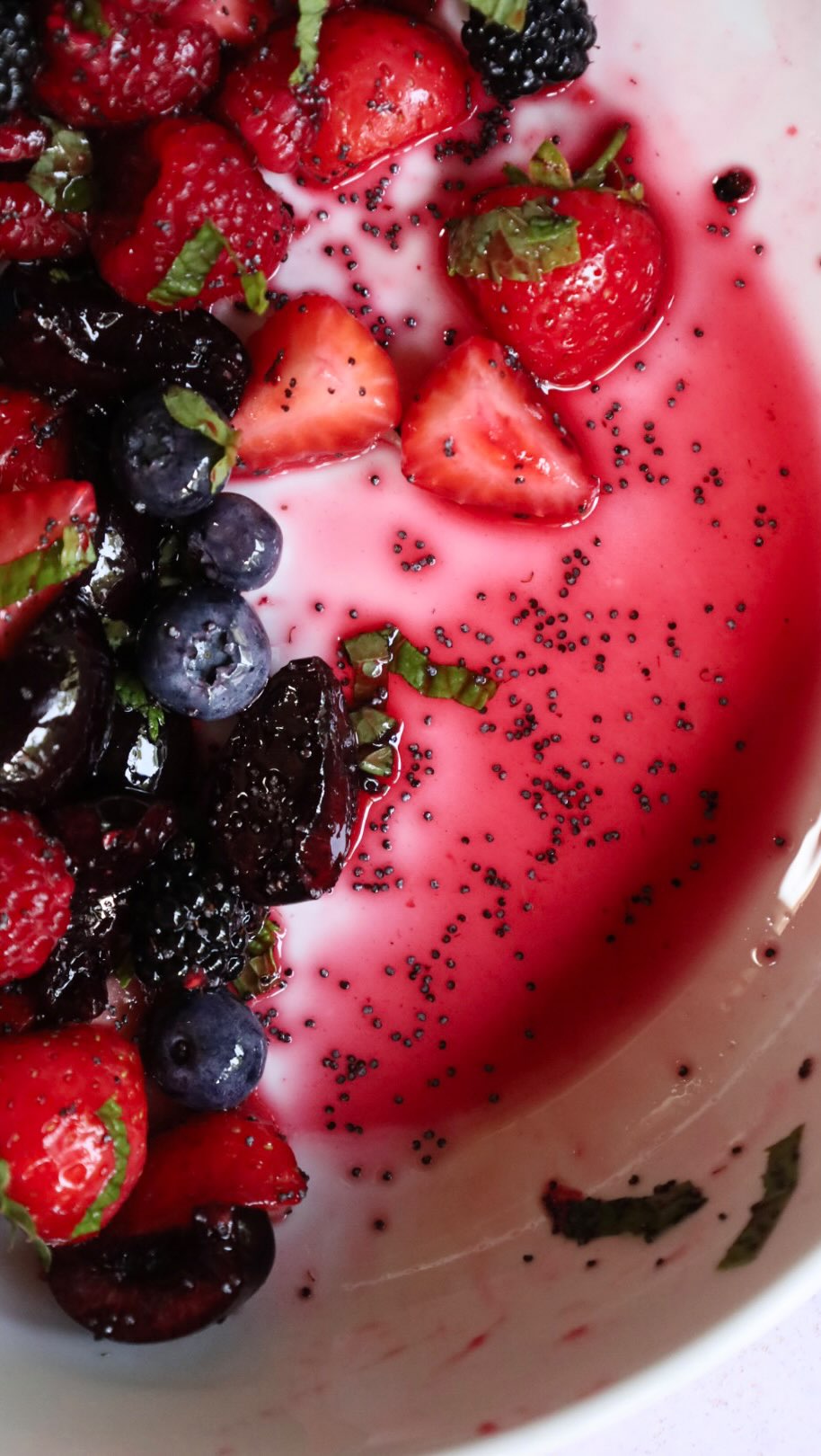 If there is one fruit salad still to make this summer it’s this Gorgeous Berry Salad! Seasonal berries with fresh mint and a sweet and tangy poppyseed dressing.
For the dressing I mix the juice and zest from half a lime, 1 tablespoon maple syrup or honey and 1 tbsp poppy seeds. Pour over the berries, add a handful fresh chopped mint, mix and let it sit for about 30 minutes before serving with yoghurt or vanilla ice cream.
#berries #veganerezepte #foodblogger #gesunderezepte #foodreels #gesundessen #foodphotography #fruitsalad