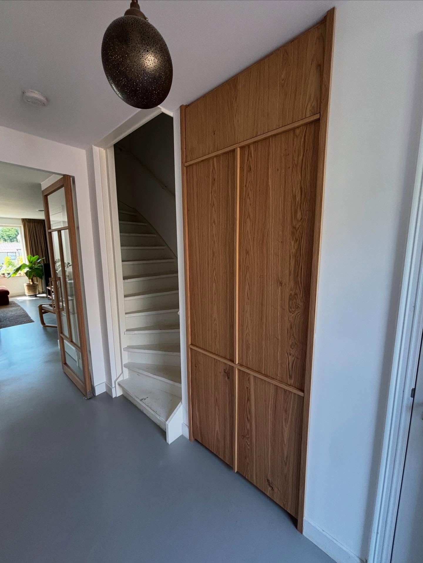 Van jas tot schoen, alles op z’n plek!
Deze op maat gemaakte kast in gefineerd eiken heeft niet alleen een massief eiken roede voor de jassen en handige ruimte voor de schoenen 👞🧥, maar verbergt ook netjes de technische installatie. En het mooiste? De kast is verrijdbaar, dus je trekt ’m er zo uit.
📐 Ook maatwerk nodig voor jouw interieur? Stuur me een DM en laten we samen jouw droomproject realiseren! 💬
#meubelmakerij #kastopmaat #KoenDesign #opmaatgemaakt #wandkastopmaat #PfLeiderer #hortensia #meubelmaker #naaldwijk #westland #interieur #meubelsopmaat #kastopmaat #wandkast #halkast #halkastopmaat