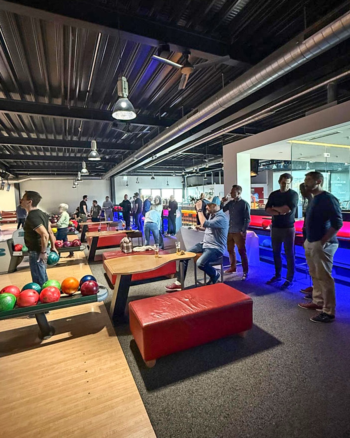 Bowlingabend 2025 🎳✨
Am 10. April traf sich der Donnerstag Club Oberaargau im Bowling Center im @meilenstein_langenthal in Langenthal zu einem lustigen Abend auf den Bahnen. Trotz kleinerer Teilnehmerzahl lieferten sich 16 Spieler auf 4 Bahnen über 3 Runden einen spassigen Wettkampf – mit coolen Preisen für die besten 8 Spieler.
Auch 2026 gilt: Alle sind willkommen – Talent ist kein Muss, Spass steht an erster Stelle!
📸 Mehr Bilder von diesem Event gibt es auf unserer Website.
#DonnerstagClubOberaargau #Bowlingabend #Langenthal #Gemeinschaft #SpassUndFreunde #hotelmeilenstein