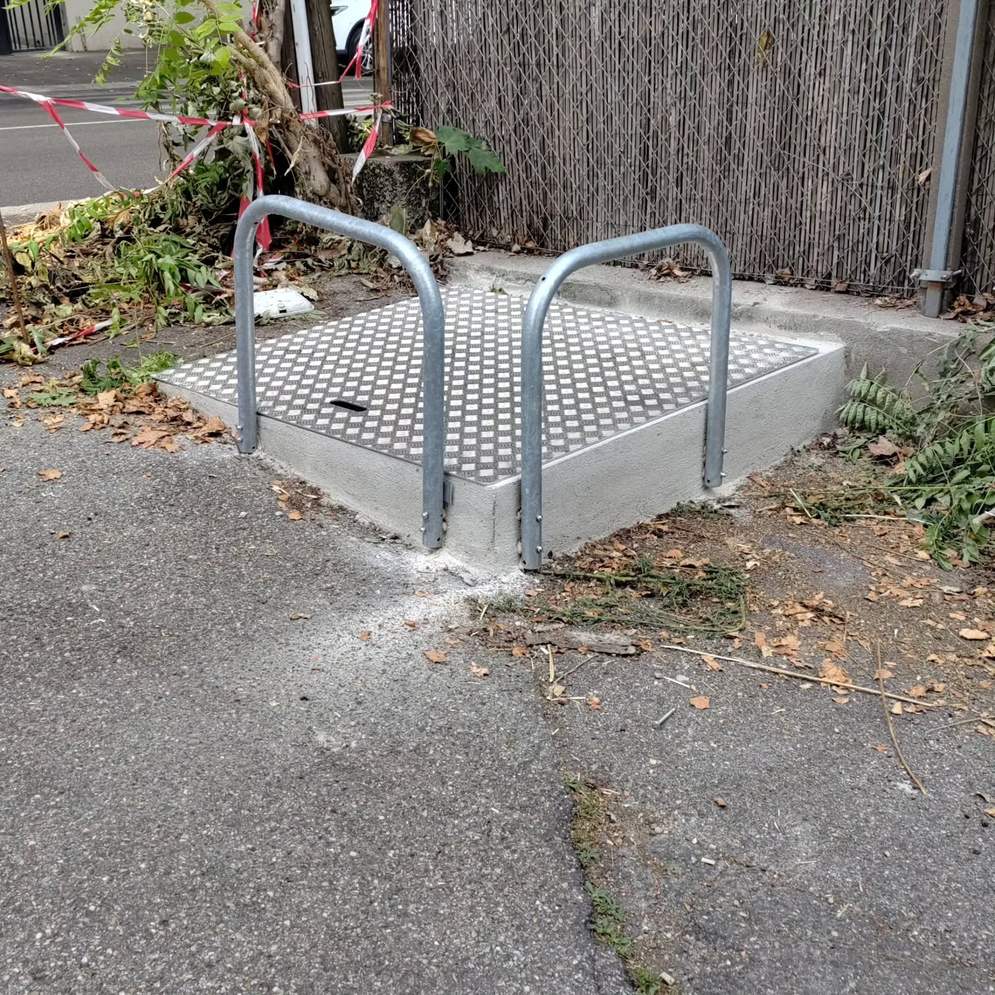 🚧 Nouvelle installation à Vaise !
Mise en place d’une trappe avec double arceau de protection pour sécuriser l’accès à un regard compteur d’eau.
Une solution simple, robuste et durable pour garantir la sécurité tout en facilitant l’entretien. 💧🔧
👉 Fabrication française
👉 Pose rapide et sécurisée
👉 Mobilier urbain conçu pour durer
#mobilierurbain #mobilierextérieur #sécuritéparking #mobilierpourcollectivités #mobilierdurable #écoconception #circuitcourt #fabricationfrançaise #abriurbain #mobilierpourespacespublics #grandlyon #metropolelyon #lyon