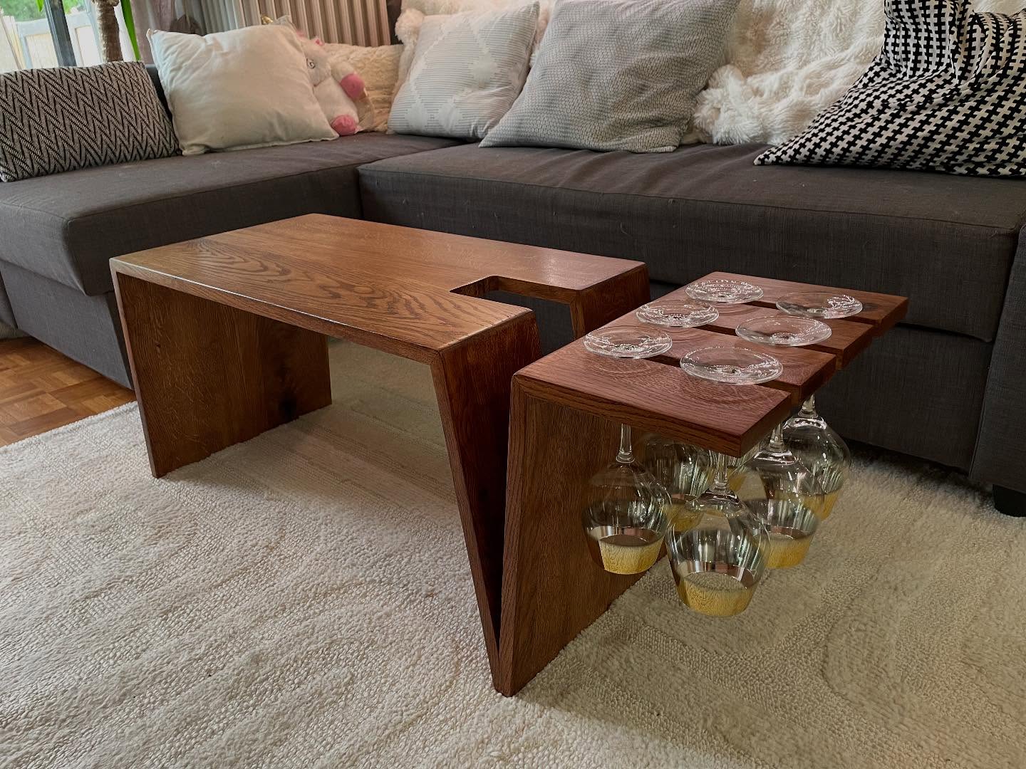 Dernière création disponible à l’atelier.
Une table basse design, avec des emplacements pour verres à vin.
Travail des noeuds à l’epoxy.
.
Cette table a été pleinement conçue autour d’une magnifique planche de chêne massif pleine des défauts, qui sont devenus des qualités.
.
On peut également envisager qu’elle soit destinée à une autre utilisation, meuble à platine vinyles ? Avec les disques dans le V.
.
Libre à l’imagination de chacun.
.
Qu’en pensez vous ?
.
Disponible à la vente.
.
#menuisier #menuiserie #wood #woodart #woodwork #wooddesign #creation #newproject #work #design #newone #chene #oak #meuble #atelier #woodcreations #life #lifestyle #woodmaker #semperlignum #art #artisan #artisanat #photoshoot #photo #photoftheday