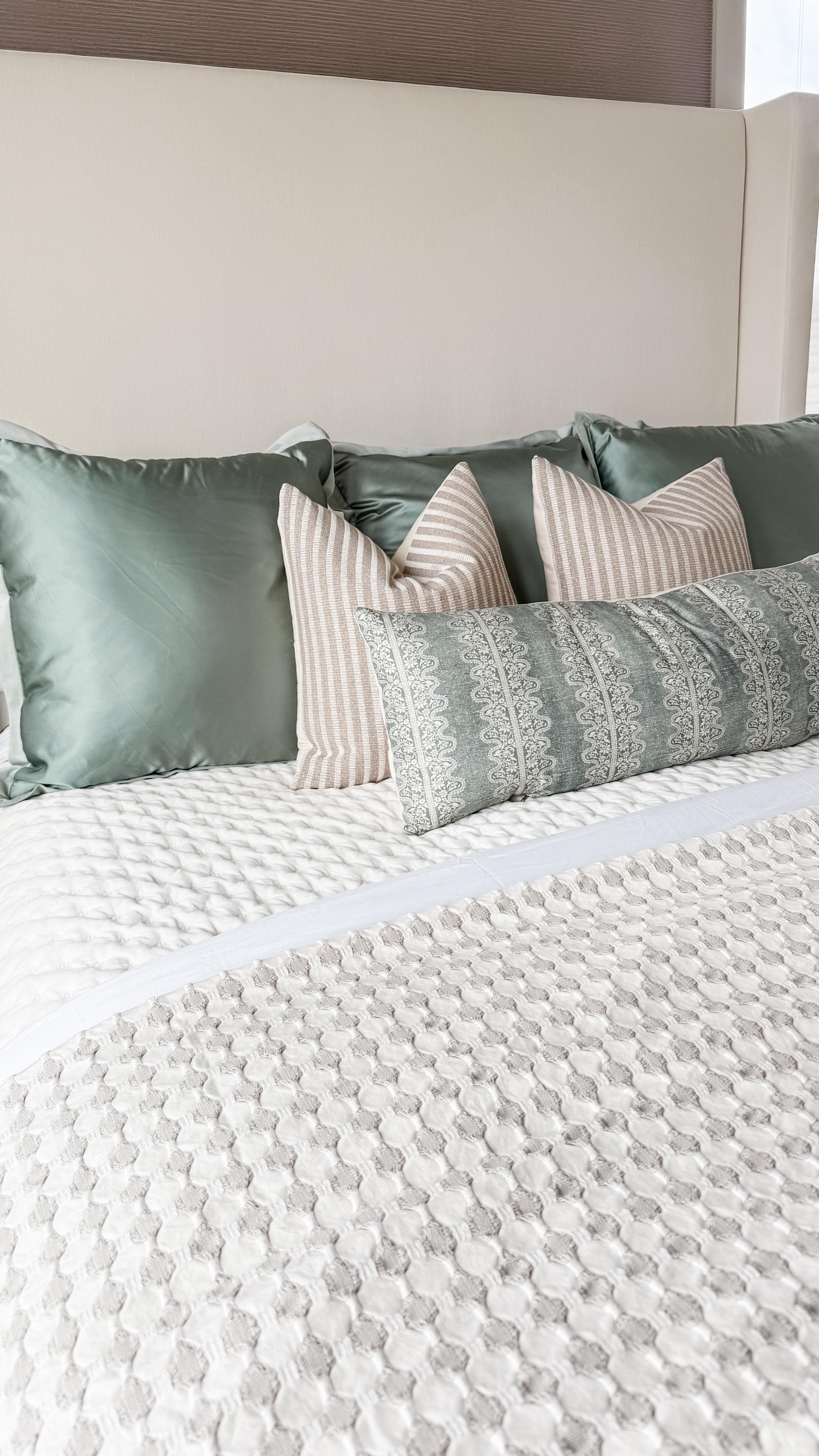 This bedroom was ready for a fresh start — and with a few thoughtful design decisions, we were able to transform it into something timeless, layered, and inviting.
#InteriorDesign #HomeDesign #InteriorInspo #HouseGoals #DesignDetails #BeforeAndAfter #RoomMakeover #BedroomGoals #BedroomInspo #DreamBedroom #CozySpaces #TimelessDesign #HomeDecor #InteriorDecor #DesignInspo #BeautifulHomes #HowYouLive