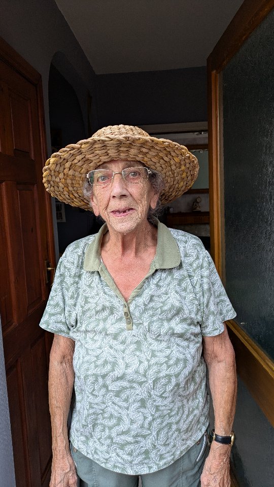 I love running foraging courses down in Shropshire where I grew up. The best bit about the location @the_edge_adventure 🖐️ is that it's just up the road from my Nan's house so I'm teaching on the land she has connected with her whole life. She knew each field by name and even now has memories of being up there... How many people have names for individual fields these days? 🤔
I remember her taking me out to collect moss for her hanging baskets. I have such a beautiful vivid memory of being in the woods with the dappled sunlight and the smell of the damp plants and earth. I think my love for food and cooking might come from my Nan. She would always cook these massive roasts for the whole family that were epic👌🍴
It feels like one of those full circle moments when I'm up there teaching and feeding everyone, like I was on the weekend. She always asked how it went and I tell her what we found and how the season is looking. The ground was toasted this week so I was struggling to find plants to show my lovely group but she wasn't surprised with the weather they have been having. I had the best approval for my lavender scones and Mirabelle plum jam too 🤤🪻😉
🎥 @gemmald7