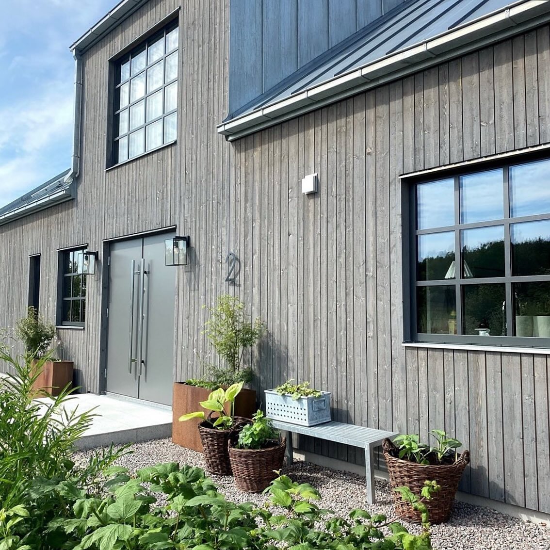 Osmo har en nyhet for det norske markedet: utendørs tjæreprodukter fra Auson!
Auson Tretjære Dekkende gir en vakker og matt overflate. Fargen Tjærevitrol er en naturlig favoritt som gir en stilren og moderne farge. Den varmgrå fargen oppstår gradvis når tjærens naturlige brune farge tones ned, og den blir bare vakrere med tiden.
Bilde i samarbeid med
@nytthem og @ausontjarfarg
@ausontretjaere #auson #trære #tretjære #tjærevitrol #ausontjærevitrol #ausontjärfärg #ausontjärvitriol #tjärfärgfrånauson #boliginspiration #nordiskehjem