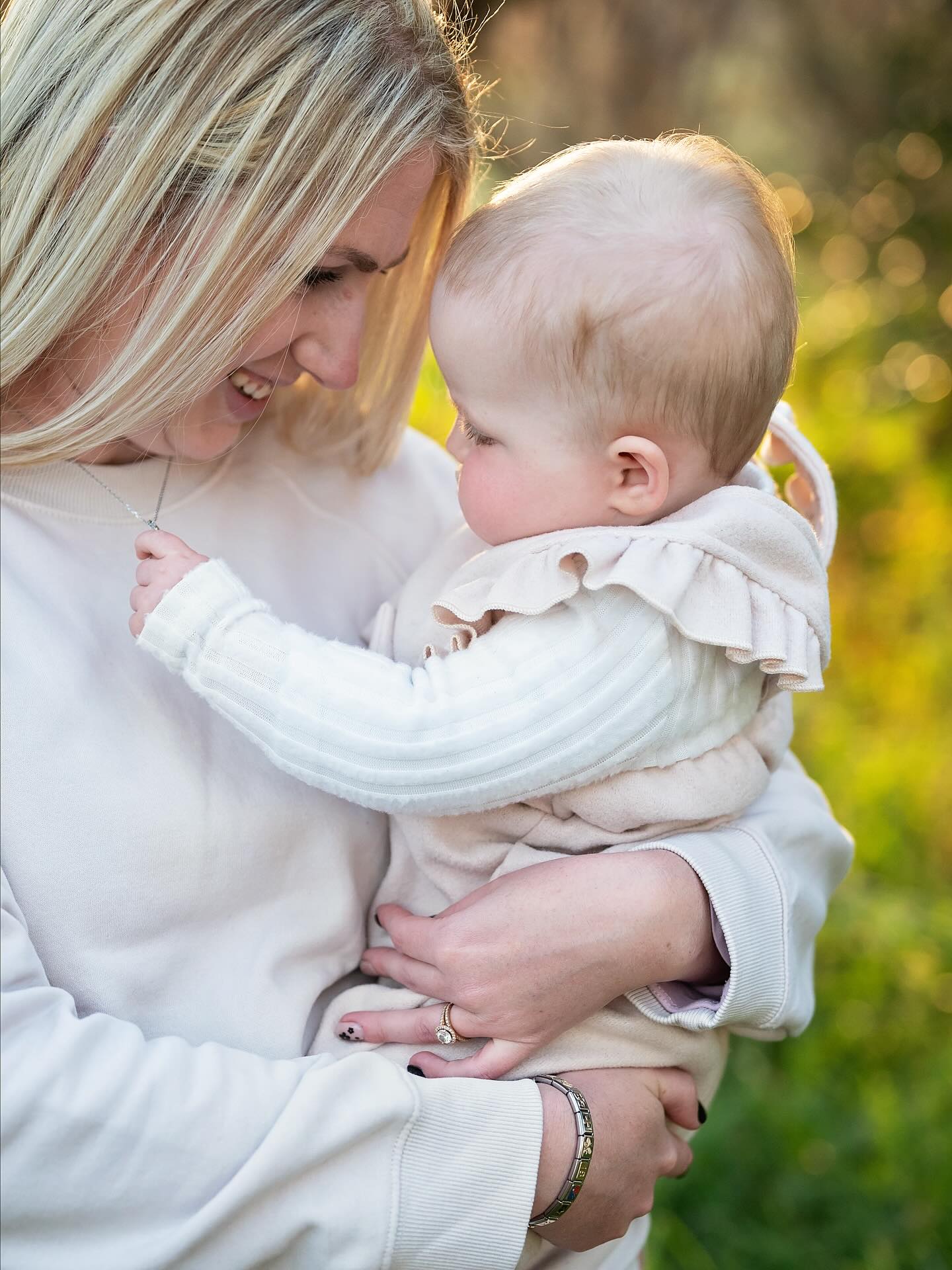 Sweetest cuddles under the golden Johannesburg light. ✨ As a family photographer right here in JHB, these are the moments I live for – capturing the pure love and connection within your family. Let’s create timeless memories together. ❤️
#JHBFamilyPhotographer #JoburgMoments #FamilyLove #GoldenHour #GautengPhotographer