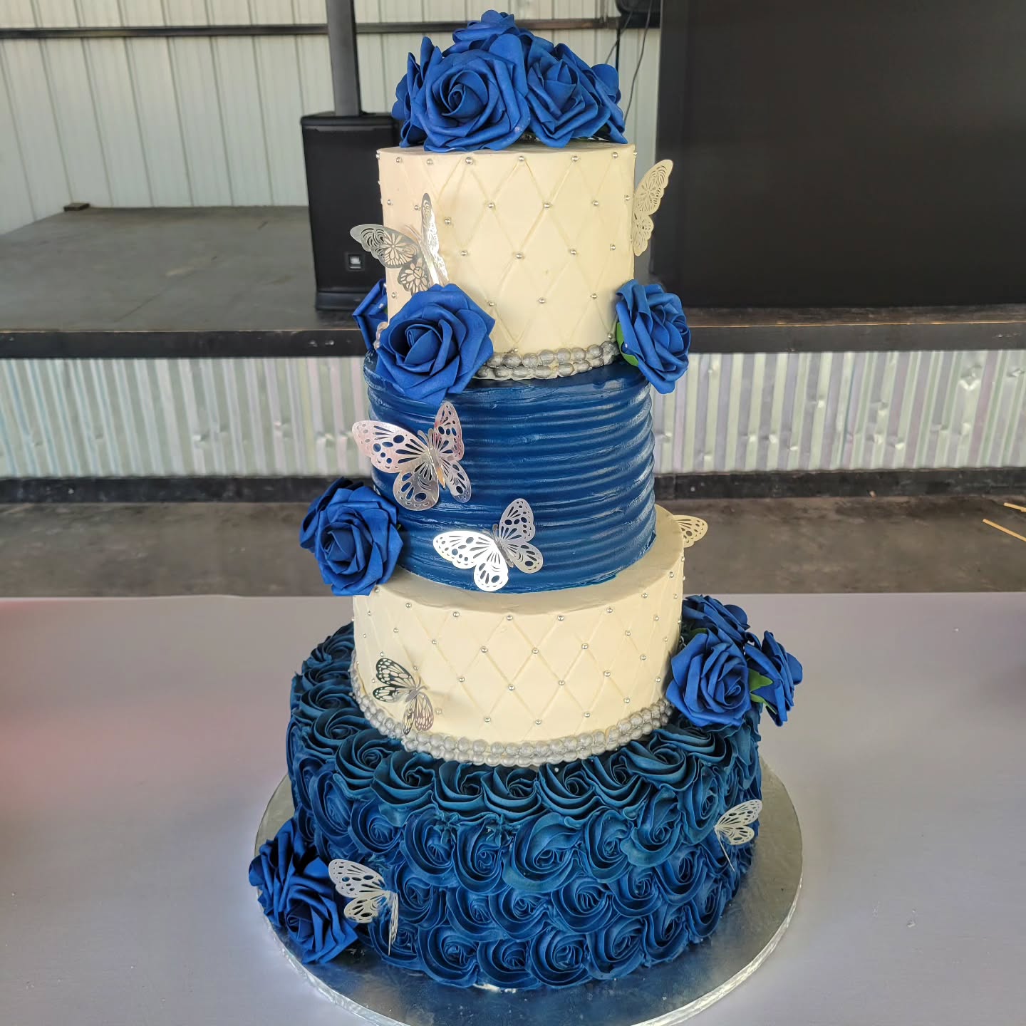 A stunning sweet 16th birthday cake
#sweet16thcake