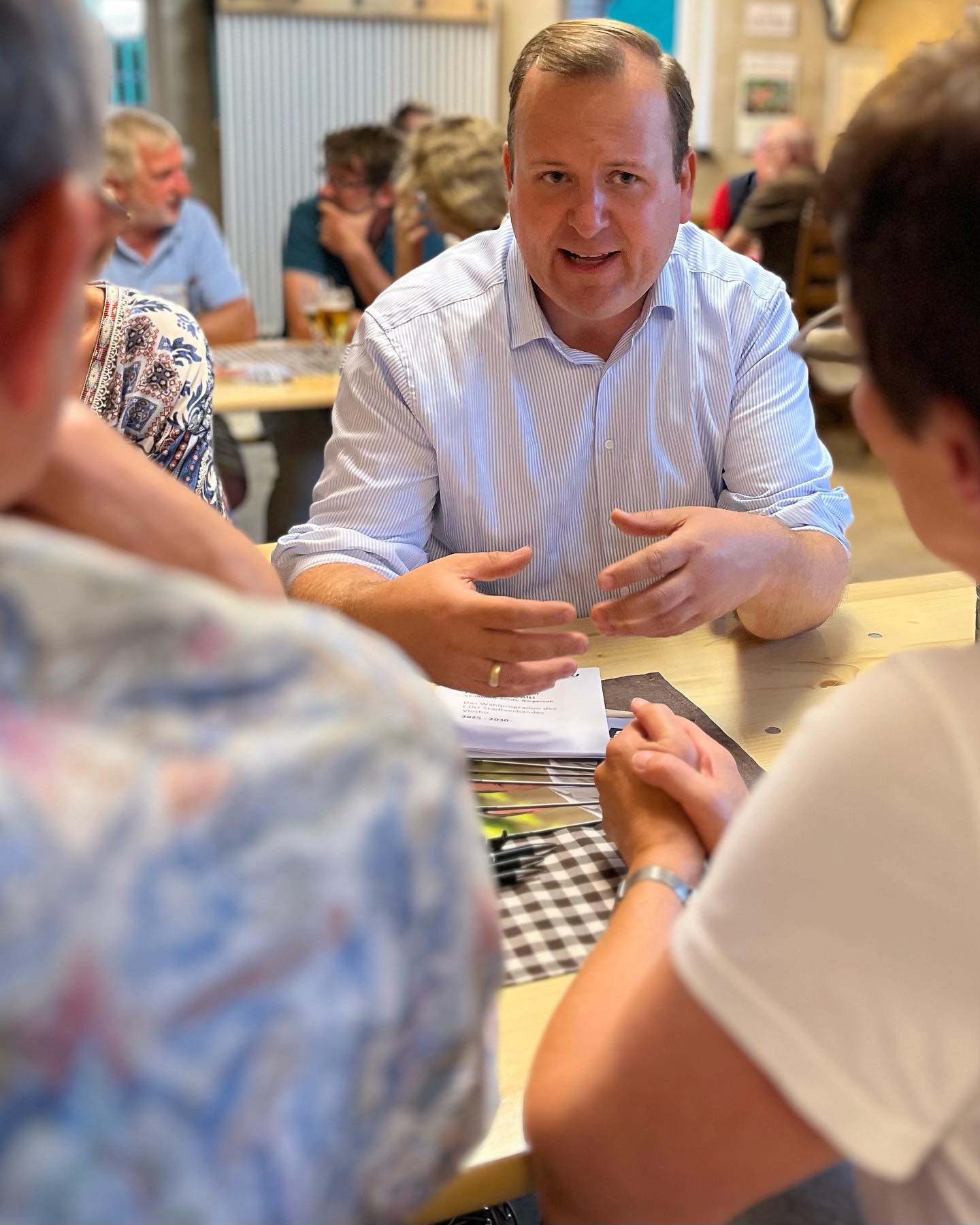 Gestern Abend fand ein weiteres meiner Nachbarschaftstreffen statt. Dieses Mal in Valdorf.
Dabei hatte ich die Gelegenheit mit den dortigen Nachbarn ins Gespräch zu kommen, deren Anregungen aufzunehmen und meine Ziele und mich vorzustellen.
🤝 Ich bin dankbar für den Austausch und die breite Unterstützung, die mir entgegengebracht wird. In allen Gesprächen wurde deutlich: Vlotho kann noch mehr. Und gemeinsam können wir viel erreichen!
🙏🏻 Mein besonderer Dank für den gestrigen Abend gilt @robin.bergm @timo.bergmeister @mkstmer und allen anderen Mitgliedern der Familie Bergmeyer, die zum gestrigen Nachbarschaftstreffen eingeladen hatten und mich auch darüberhinaus tatkräftig unterstützen.
#austausch #gemeinsam #dialog #nachbarschaftstreff #florianfürvlotho #vlothokannmehr #kommunalwahl #miteinanderinsgesprächkommen