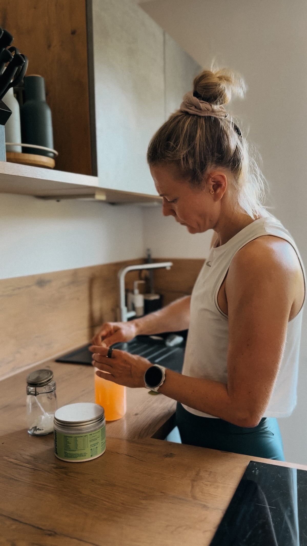 Nach einem lockeren Grundlagenlauf verpflege ich mich meistens mit dem smartprotein Drink von @everydays_besserleben und meiner täglichen Dosis Kreatin. (Werbung)
Je nachdem wie lang dieser Lauf war, nehme ich zusätzlich einen Snack zu mir. Alles bevor ich dusche, denn das optimale Zeitfenster zur Verpflegung nach Trainingseinheiten ist bei Frauen deutlich kürzer als bei Männern. Es liegt bei rund 20 Minuten 💡
Wusstest du das?
Spare mit unserem Code: tri2gether10 bei jeder @everydays_besserleben Bestellung
#nutrition #training #femaleathlete