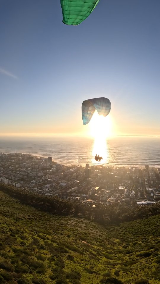 Golden hour flight.
#thisisliving #paragliding #skysafari #southafrica #fly #tablemountain #seapoint #capetown