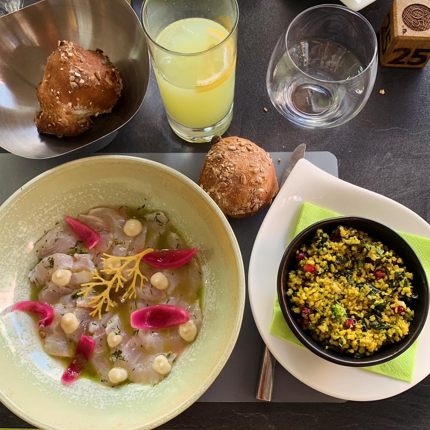 Magnifique lunch au restaurant O5 du @foyer_handicap à Carouge 🤗🤗 ! #Ceviche de daurade avec des oignons pickles, taboulé aux herbes fraîches, et une #citronnade maison très peu sucrée : BRAVO !! 😋😋.
.
#BonAppetit !
.
+ de 170 recettes et astuces sur
www.delicieuxsanssucre.com
Ou lien cliquable dans ma bio @delicieuxsanssucre
.
⚠️ Allez faire un tour sur la page du magnifique 🍀programme TAPAS🍀que je vous ai concocté, pour trouver l'alimentation qui vous conviendra à VOUS 🎯... Lien en bio...
>>Commentez YES et je vous envoie une surprise 😄😄
.
.
.
#Transformezvotrealimentation #alimentationIntuitive
#MangerMieux #MieuxManger #Alimentation #AlimentationSaine #Flexitarien #FaitMaison #DansMonAssiette #MangerSain #MangerSainement #cestropbon #EquilibreAlimentaire #ReequilibrageAlimentaire #DelicieuxSansSucre #IgBas #IndexGlycemiqueBas #RegimeIgBas #miam #miamMiam #VraimentSain #SansGluten #gourmand