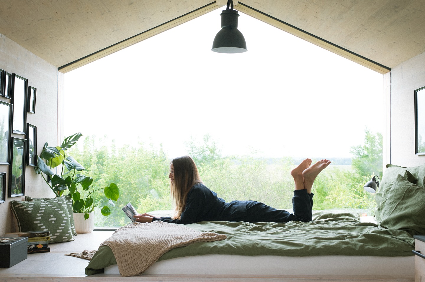 ✨ Probouzet se s výhledem, který bere dech. Panoramatické okno proměňuje každý okamžik v zážitek – od prvních ranních paprsků až po hvězdnou oblohu. 🌿
Místo, kde se příroda stává součástí vašeho domova. 💛
#rosimi #elkalounge #glamping #tinihouse