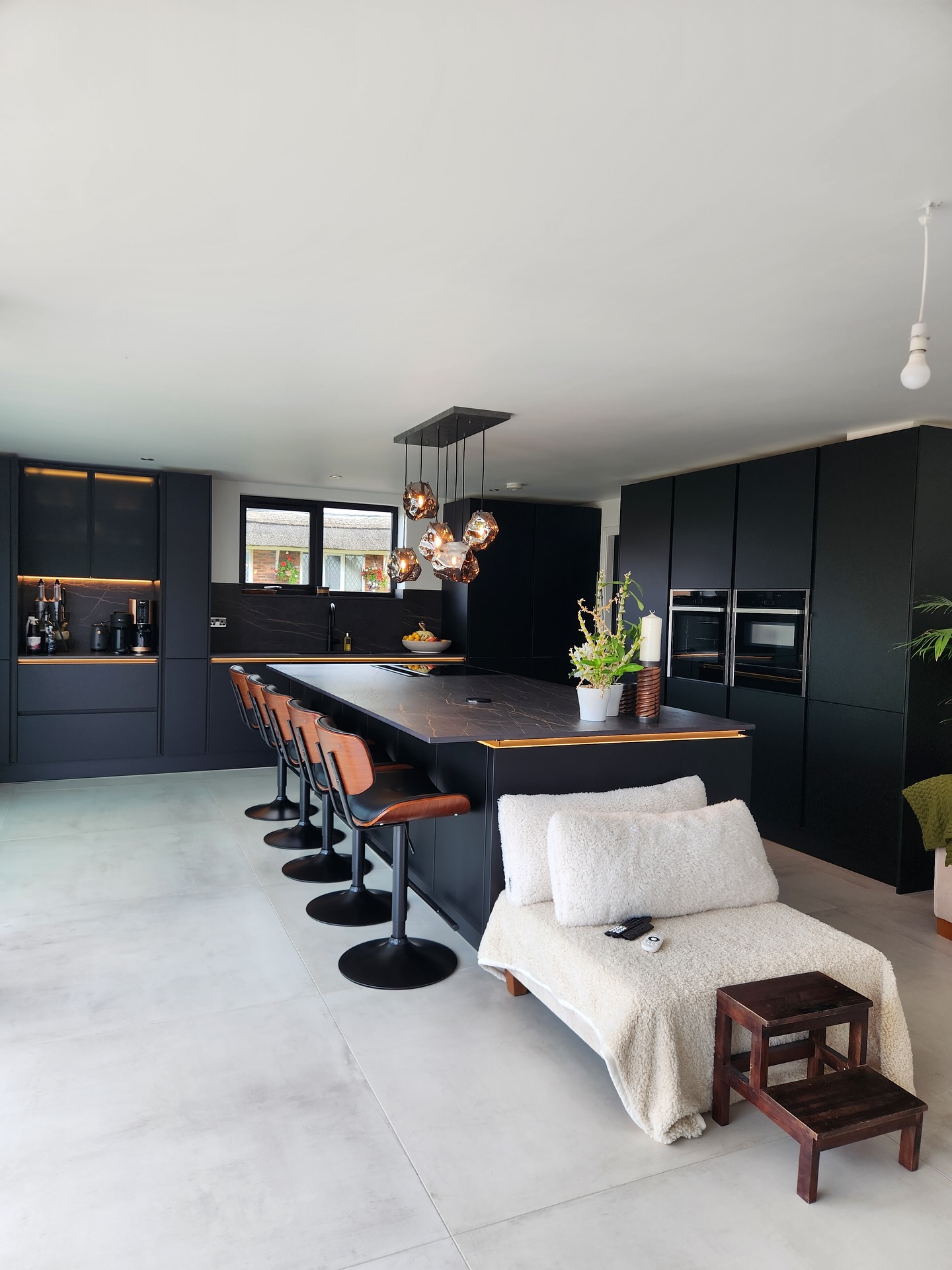This kitchen doesn’t just cook… it speaks luxury 🖤✨
Designed And Supplied By @shethsinteriors
@quookeruk @dektonbycosentino @nobiliaprojectsuk @nobilia_de @neff_home @franke_uk
#kitchen #kitchendesign #kitchendecor #kitcheninspo #dreamkitchen
#interiordesign #homedecor #homedesign #kitchengoals #kitchenremodel
#kitchenisland #design #interior #home