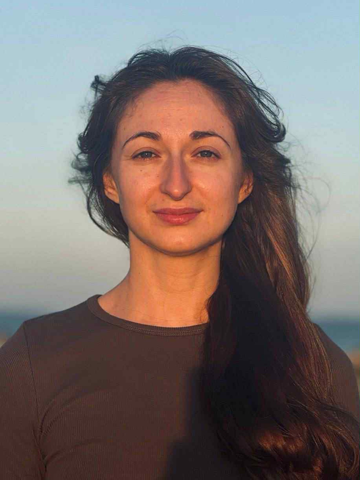 Vi er glade for å presentere vår dyktige lærer Kateryna Foremska som underviser på engelsk. Kateryna har timer i vinyasa-yoga og FysioYoga på torsdager der hun kombinerer sin kunnskap fra fysioterapi med yoga for å kunne jobbe grundig med kroppens ulike funksjoner og lindre plager. Prøv tinene hennes gratis denne uken!🤗🧘🏻♀️🌸
@kateryna_forem.ska
#fysioyoga #vinyasayoga