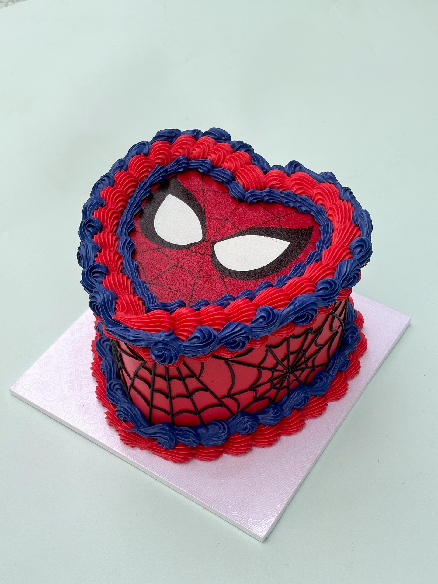 How cool is this style! I’m loving all there Lambeth retro cakes with images on top there so cute 🥰
Such an honour to be able to create cakes for other cakes makes, especially all the way from NZ @bakingbymum
#spidermancake #kaikaicakery #retrocake #lambeth #goldcoastcakes #spidermanheartcake