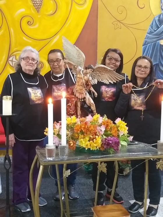 3º dia da Quaresma de São Miguel 🛡⚔️
(segunda-feira 18/08)
A certeza da vitória de Deus em nossa vida por meio do Arcanjo São Miguel nos enche de esperança nesse tempo tão especial para a Igreja e para nós, seus devotos.
Quaresma em honra do glorioso Príncipe dos Anjos, nos colocamos debaixo de sua proteção e invocamos seu auxílio em nossas necessidades.
Que ao longo desses 40 dias tenhamos a graça de uma intimidade com Deus, por meio de São Miguel, e que os santos anjos nos acompanhem a cada dia!
PARTICIPE, hoje terça-feira 19/08 4° dia às 20h.
⛪️Igreja Santa Luzia
📍Rua Clara Muchine Costa, 351 Jd. Saporito Taboão da Serra -
ℹ️Info: Tel: 11 4137-8399 WhatsApp: 11 4139-1821
#paroquiasaopedroapostolo #paroquiasaopedro #paroquiasaopedrotaboao
#pspa.#Rezeconosoco #IgrejaMatrizSaoPedroApostolo #IgrejaNossaSenhoradasGraças #IgrejaMariaMaedaIgreja #IgrejaNossaSenhoradeFatima #IgrejaSantaLuzia