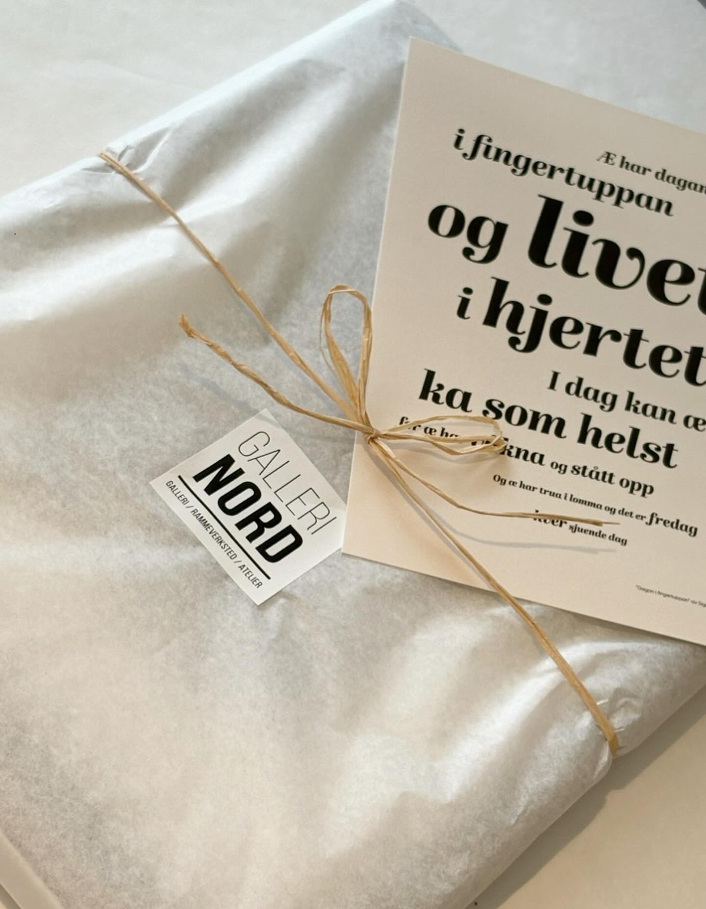 Vår nydelige kunstner i Galleri NORD,
SIGRUN LOE SPARBOE sine vakre kunstkort har fått plass i mange hjem💛
Hør musikken hennes. De nydeligste viser!
•
@sigrunls @gallerinord #visesanger #sigrunsparboe