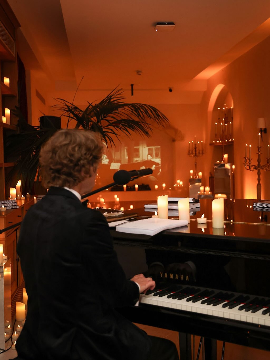 During our client’s Oscar-worthy birthday, every detail sparkled. ✨
At the afterparty, a live pianist serenaded beloved classics as guests joined in to sing under the soft glow of candlelight, with timeless films playing in the background. It was a celebration truly worthy of the silver screen 🎬
Planning: @daisyamodioevents
Photography: @theysaidyesphotos
Venue: @sonbunyola
Flowers & production: @bombillas_y_flores
Sound: @panela.productions
Pianist: Oliver Moriarty