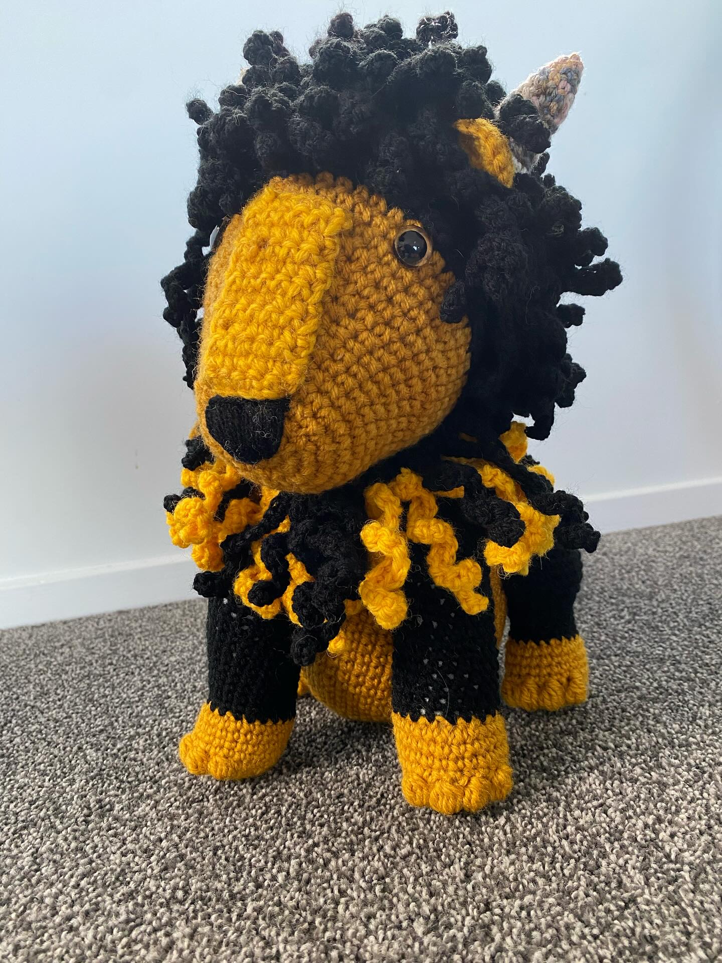 This one took a long time because of all the strands of the mane, it was like making a wig😂 although it also made me think it would be fun to have a hat in multiple colours like this??? #madebyme #mythicalcreatures #mythicalcreaturescrochet #crochetmanticore