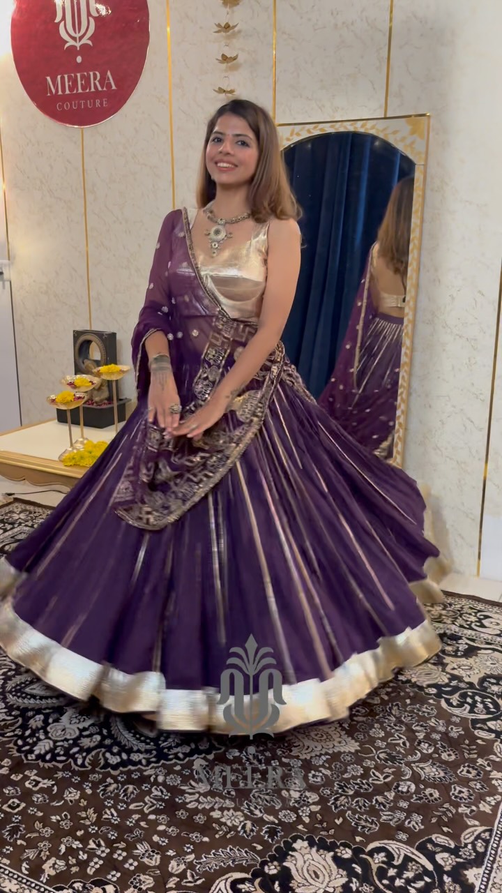 Radiance in every twirl ✨
A rose-gold dream woven with 20mtr grandeur.
Rosegold sleeveless lampa blouse,
paired with a 20m mul cotton chaniya ,
completed with a dupatta that tells stories in kalash, swastik & hathi handwork 🪔🐘
#Navratri2025 #ChaniyaCholi #FestiveFashion #EthnicElegance #NavratriOutfit #GarbaLook #TraditionalWear #IndianEthnicWear #EthnicStyle #NavratriVibes #ChaniyaCholiLove #NavratriSpecial