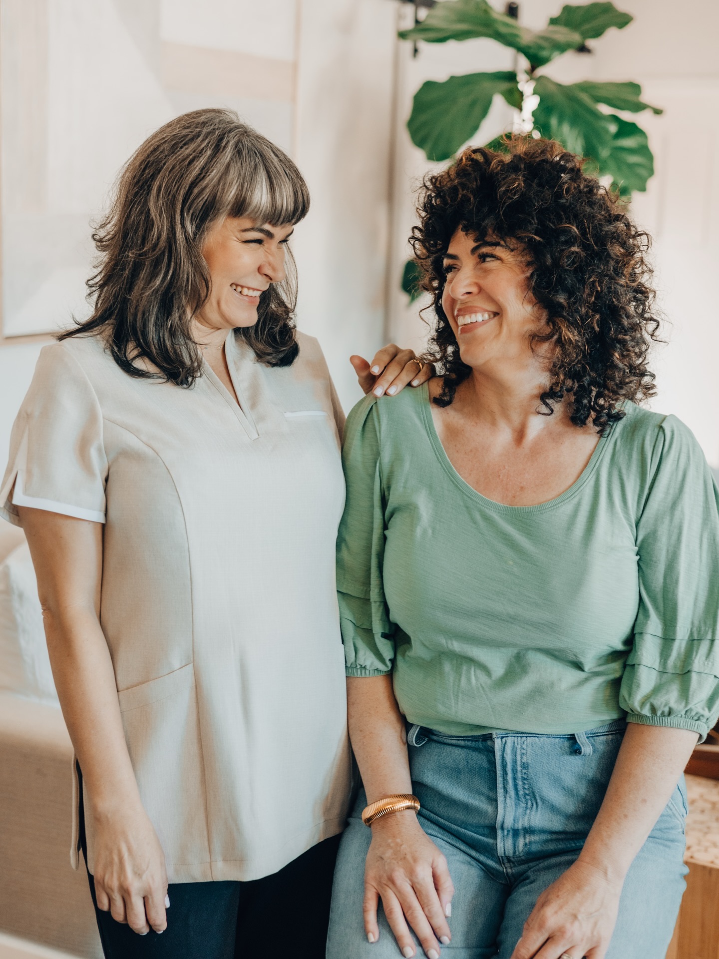 Meet Melinda! She has been a licensed esthetician for over 20 years, and is known for her natural, results-driven approach to skincare and wellness. Inspired by her own acne journey, she now blends holistic care with advanced modalities at Derma Bella Skin Studio, specializing in brow design, full body waxing, lash extensions, and event makeup. When she’s not in the studio, she’s riding horses, baking, gardening, or exploring all things wellness. 🌺
✨What’s your favorite service to perform?
M: Favorite services is hard because I love it all but brows and extractions are definitely at the top.
✨What skincare tip do you swear by?
M: Skincare tip I swear by is consistency. There is never a cheat day.
✨Coffee or tea?
M: Coffee in them morning, tea in the afternoon. Cocktail in the evening…
#santacruz #santacruzfacial #dermabella #santacruzesthetician #waxingspecialist #eyelashextensionssantacruz #browstylist