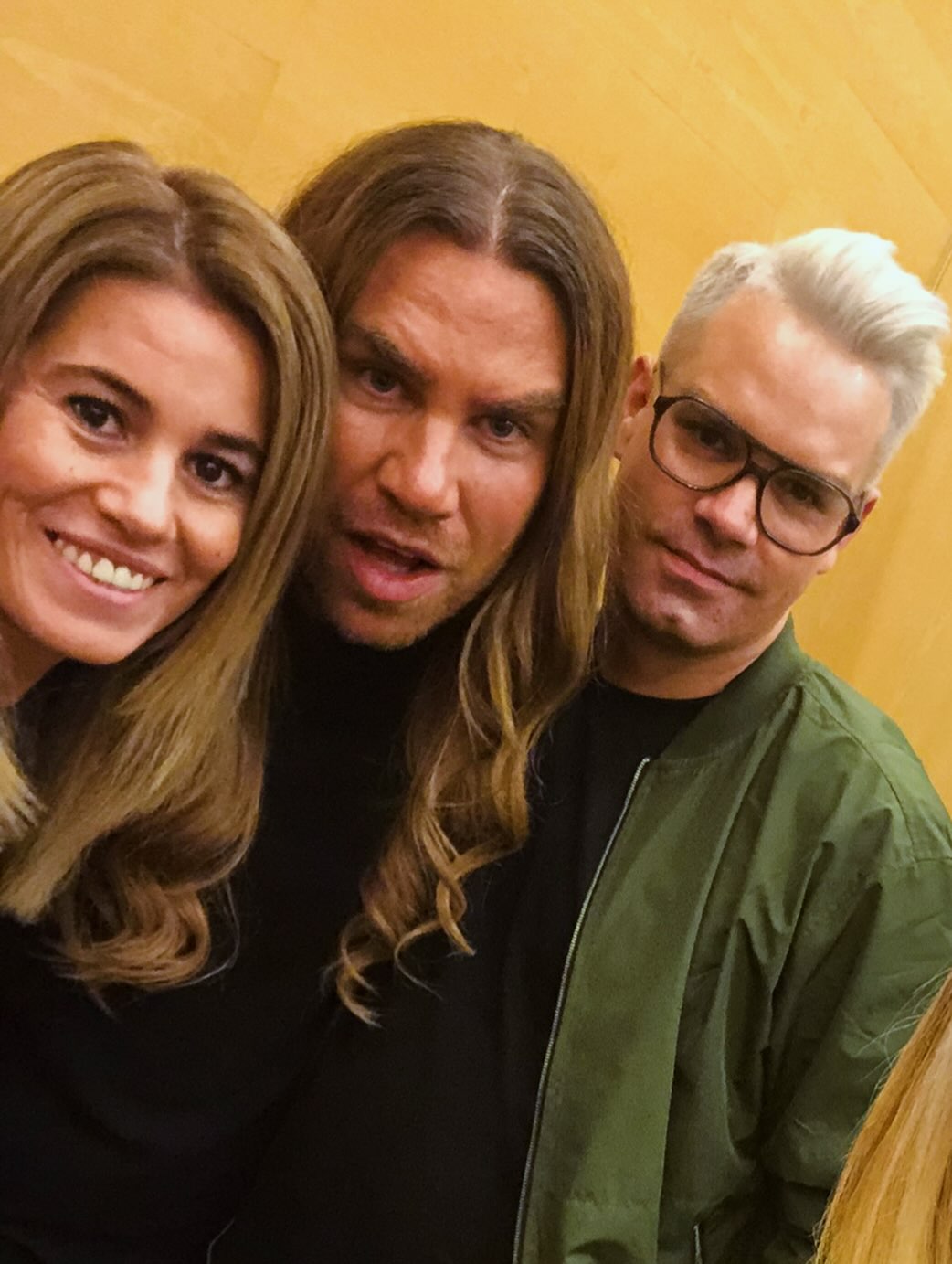 Nu är det killarnas tur för lite ledighet ☀️🍾 Salongen är bemannad som vanligt men håller stängt på onsdag. Din tid kan du alltid boka online, dygnet runt. Länk finns i vår bio. Stora kramar ❤️ #salongengelbrektsgatan12 #lillatorg#frisör #frisörmalmö #semester @jandy.1981 @hairbytanyaswe