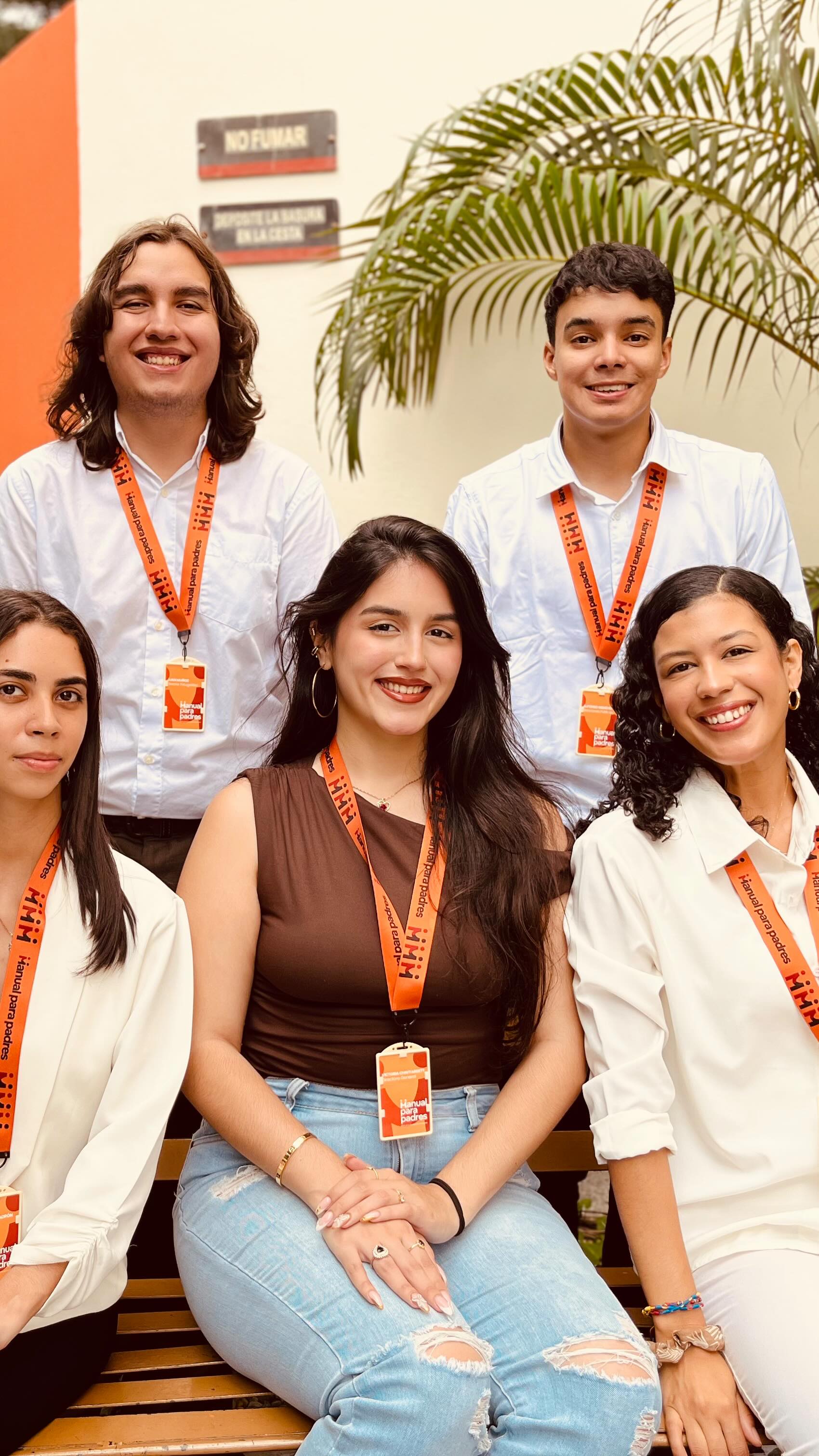 🧡 ¡La aventura de ser papás comienza aquí! 🧡
Conoce a nuestro equipo, que ha convertido este proyecto en una auténtica “Guía de papás para papás”:
👩🏻💼 Victoria Chaffardett: Directora general, la brújula de nuestro viaje.
🎬Nigmar Montes de Oca: Productora, quien da vida a cada historia.
✍️ Valentina Padrón: Guionista, teje relatos que resuenan.
👨🏻💻Juan Muñoz: Director Fotográfico y Editor, captura y moldea momentos inolvidables.
📣 Alfonso Meneses: Relacionista público, siempre listo para conectar.
Con el apoyo de Ricador Graffe, Tutor y Productor de este Seriado Documental Interactivo, estamos listos para llevarte a un mundo lleno de aprendizajes y emociones.
📅 ¡No te pierdas el lanzamiento de nuestro Teaser! el Jueves 21/08/2025 a las 7:00 pm. Estás a un paso de conocer a los verdaderos protagonistas de esta aventura. ¡Prepárate para inspirarte! 🧡✨
#manualparapadres #teaser #familia #docuseries