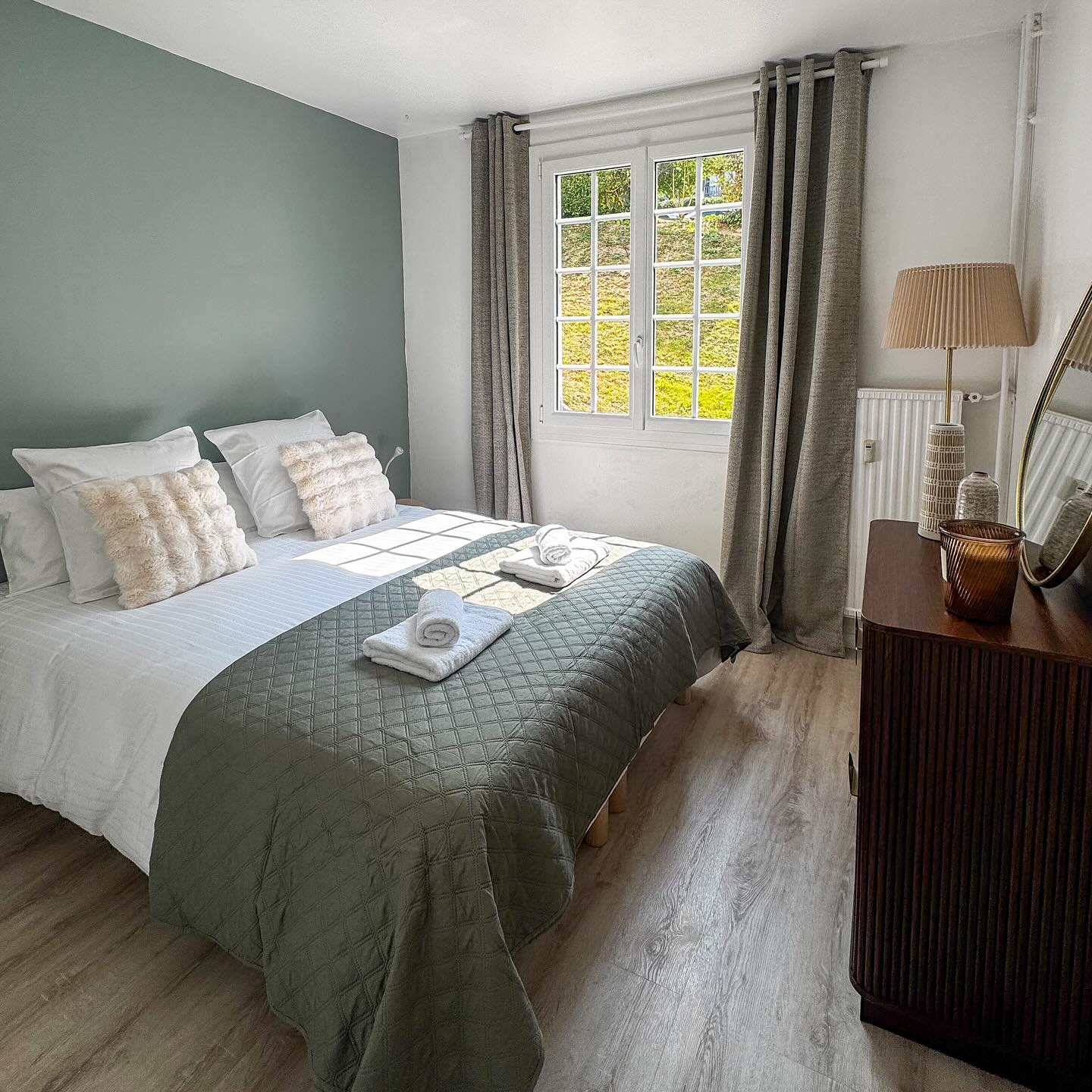 ✨ Bienvenue à Casa Pace ✨
Un cocon moderne & chaleureux pour 2 voyageurs, niché sur les hauteurs de Trouville
Dès l’entrée, vous serez séduits par son ambiance cosy :
• Chambre avec lit queen-size
• Cuisine ouverte entièrement équipée
• Salon cocooning avec grand canapé & TV donnant sur le jardin
• Salle de bain moderne avec douche
À l’extérieur 🍃
Une jolie terrasse & un petit jardin privatif, parfaits pour savourer un café au soleil ou un apéro sous le store, même les jours de pluie.
Idéalement situé :
• 10 min à pied de la plage
• 8 min de la rue des bains (restaurants & boutiques)
• 10 min du casino Barrière
Casa Pace, c’est l’équilibre parfait entre confort moderne & air marin , ici, le temps ralentit : on respire, on savoure, on se ressource
https://www.airbnb.com/l/EPQmebnr
https://www.booking.com/Pulse-dHSIwG