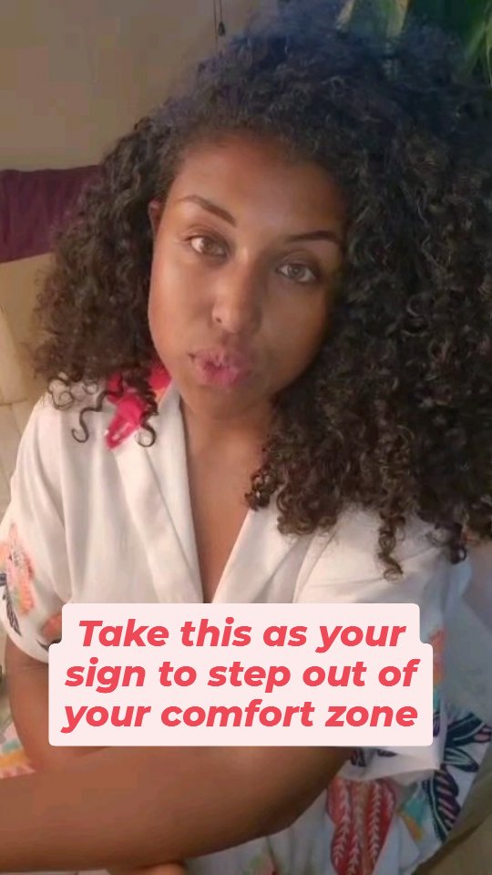 ✨ Soms vraagt God je iets te doen dat ver buiten je comfortzone ligt. Voor mij was dat zingen en mijn eerste lied uitbrengen; doodeng, en iets wat ik nooit uit mezelf had gedaan. Maar juist daar, in het onbekende, vond ik vreugde en vrijheid. 💛
Misschien sta jij ook voor iets spannends. Laat dit je bemoediging zijn: stap uit, vertrouw, en ontdek wat er achter de angst ligt. Vaak vind je daar het mooiste. ✨
#destilte #salomé #bemoediging #durf #stapuit #geloof