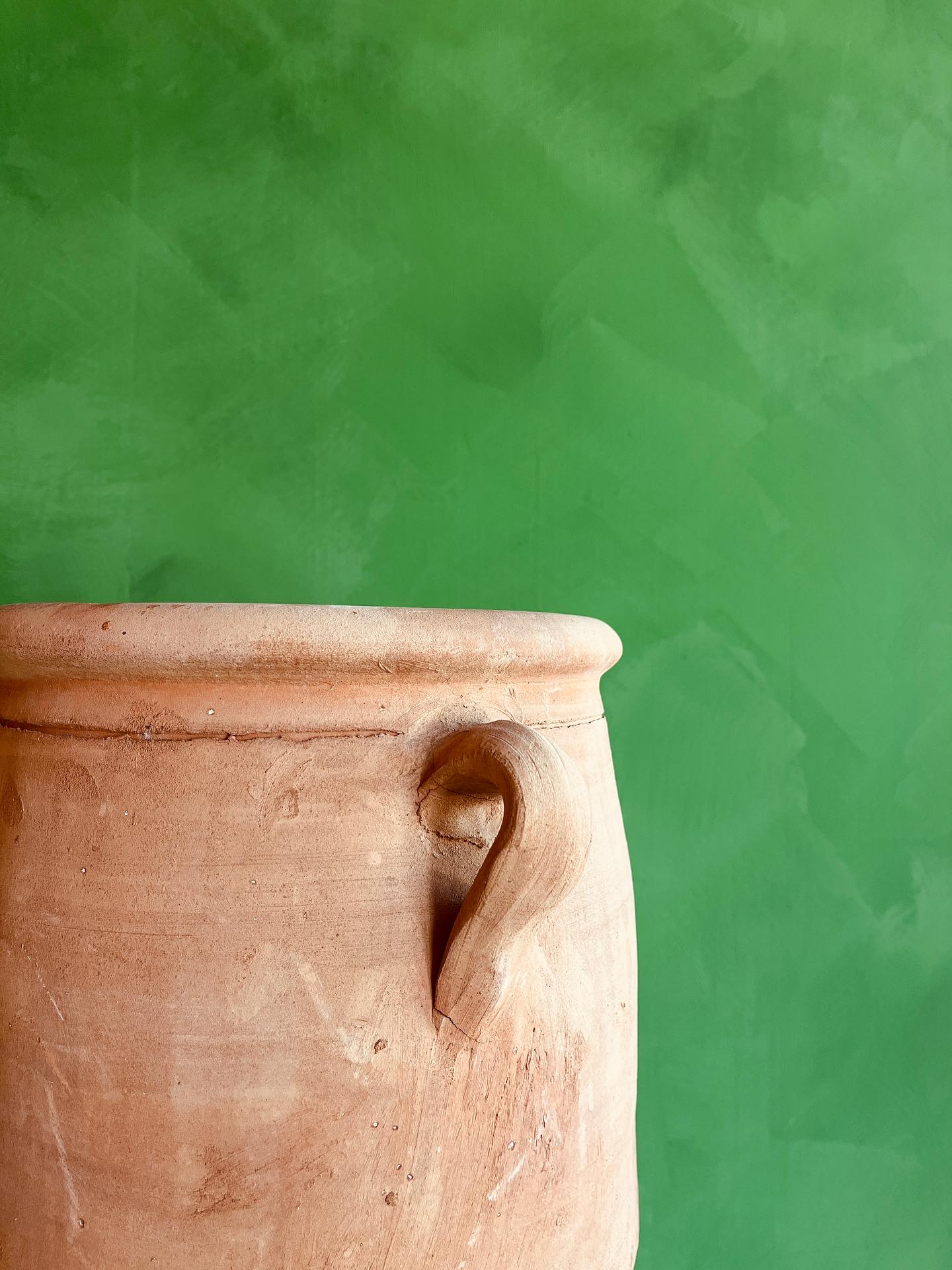 Green it is! Specifieke aanvraag van een klant voor een brandingshoot. We hebben hiervoor de levendige stucco paint in de kleur Palm Springs van het verfmerk @wearewowmakers toegepast op onze verplaatsbare wand.
Shoot gepland? Voor €150 excl. verf, schilderen we de wand in jouw gewenste kleur!
@casamomohaarlem #fotostudio #photostudio #daglichtstudio #daylightstudio #haarlem #fotografie #photography #shootlocatie #shootlocation #photospace #haarlemvenue #amsterdamvenue #rentallocation #verhuurruimte