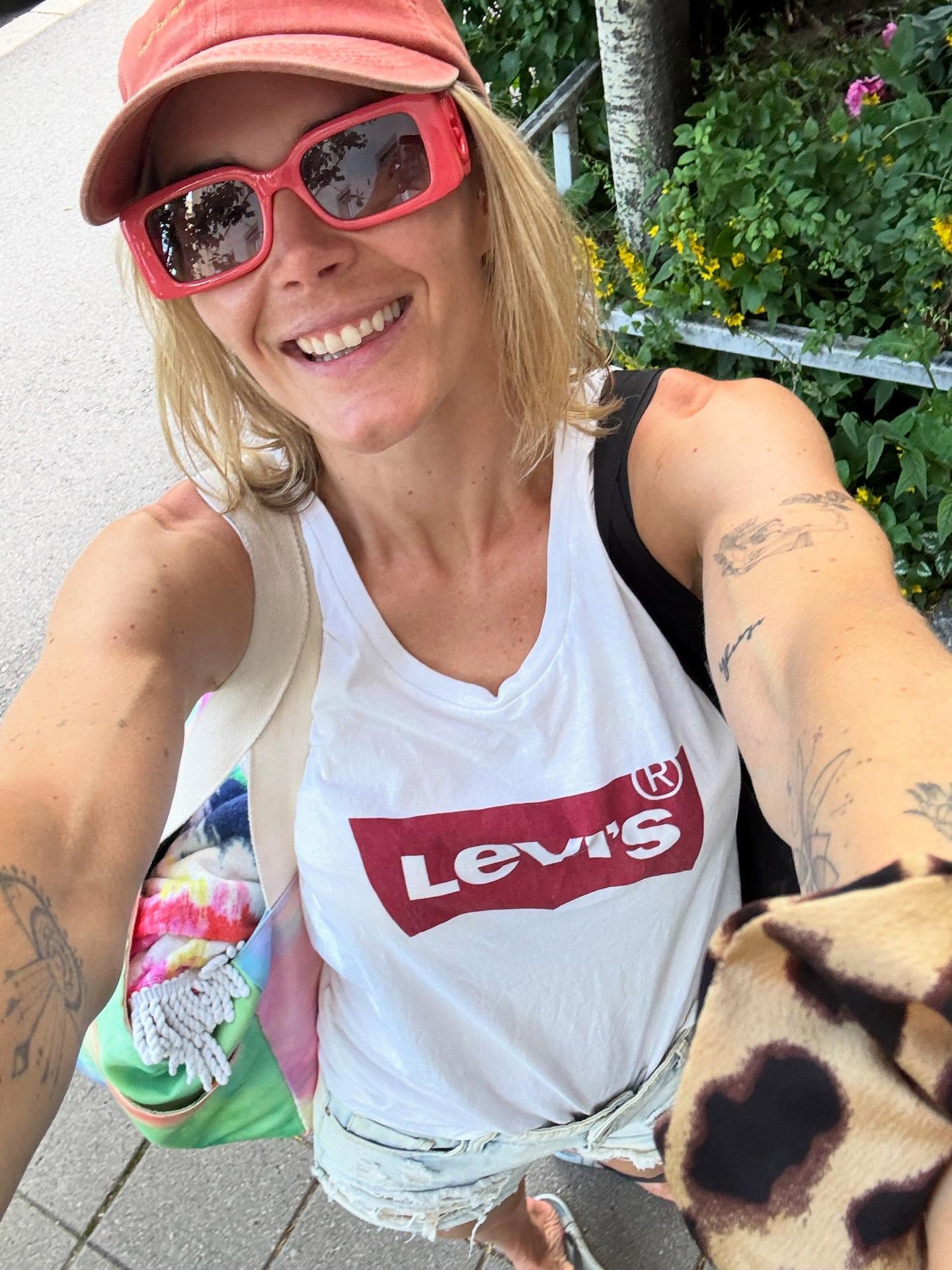 KesĂ€ ja lukeminen, ihan parhautta! đâïž Mutta niin on muuten syksy ja lukeminenkin. đ Joten tĂ€ssĂ€ mun tĂ€nĂ€ kesĂ€nĂ€ lukemat kirjat vinkeiksi teillekin. Oli toooosi vaikea antaa lempparia, mutta kyllĂ€ Maggie Shipstead Maapallon ympĂ€ri @otavankirjat oli ehkĂ€ huikein. đ« Mut jotain kertoo myös, et oon just lukemassa loppuun Madeleine Millerin Kirke @wsoykirjat romaania neljĂ€ttĂ€ kertaa. đ
Ja toki oon lukenut mun omaa Iso O - matkaopas huipulle @kosmoskirjat kirjaa reilut kolme kertaa kannesta kanteen ja osissa viekin enemmĂ€n. Sekin kyllĂ€ toimii edelleen vaikka pientĂ€ remonttia tehdÀÀn, et saadaan ensi vuodeksi pĂ€ivitetty painos ja ÀÀnikirja mun lukemana. đ
Ja yksi tĂ€rkeÀÀ nosto!!! đ„ Oon saanut Murunkin taas lukemaan!!! đȘ Ja voin sanoo, et se on ihanaa olla illalla hiljaa vierekkĂ€in lasten mentyĂ€ nukkumaan ja lukea. RAKASTAN! â€ïž SitĂ€ paitsi kirjaa lukeva ihminen on paljonkin kivempi vietellĂ€ kuin kĂ€nnykkÀÀ rĂ€plÀÀvĂ€ ihminen. đŠ
MitĂ€ sĂ€ oot lukenut tai kuunnellut kesĂ€llĂ€? đž
*Osa kirjoista omia, osa kirjaston ja osa saatu pr-kappaleina. đ
#lukeminen #kesÀ #kirjavinkit #lukeminenkannattaaaina #töölönkirjasto