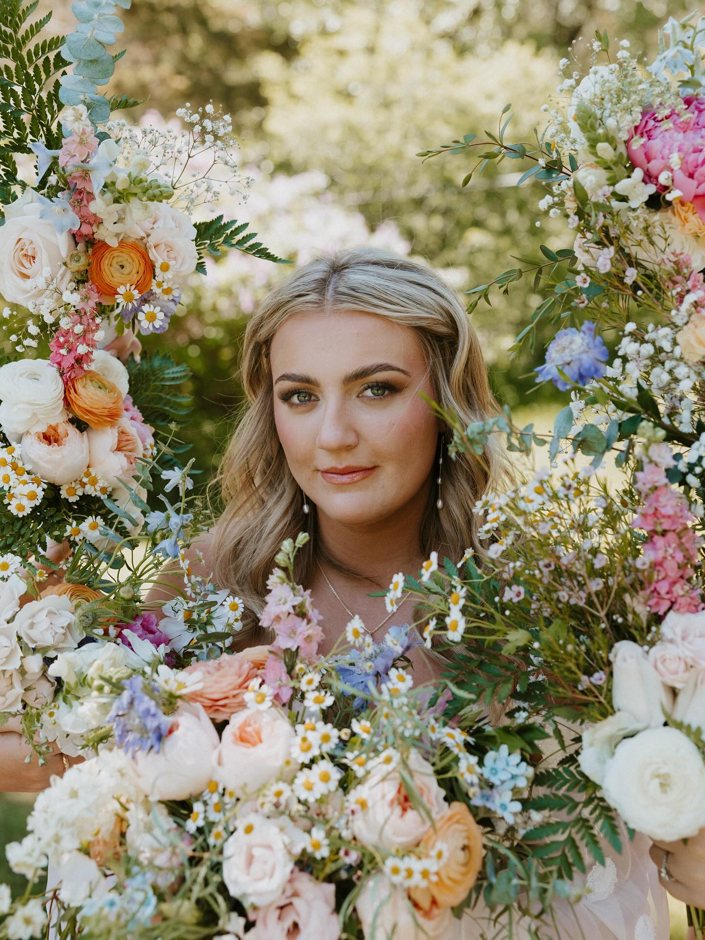 One thing about me is that I am obsessed with this pose and given the opportunity, will ALWAYS take it. @brooklynhopepicturebook you’re a dream as always.
Also, @siloandbloom did an INCREDIBLE job with the flowers, if you’re in need of a florist do yourself a favor and check her out.