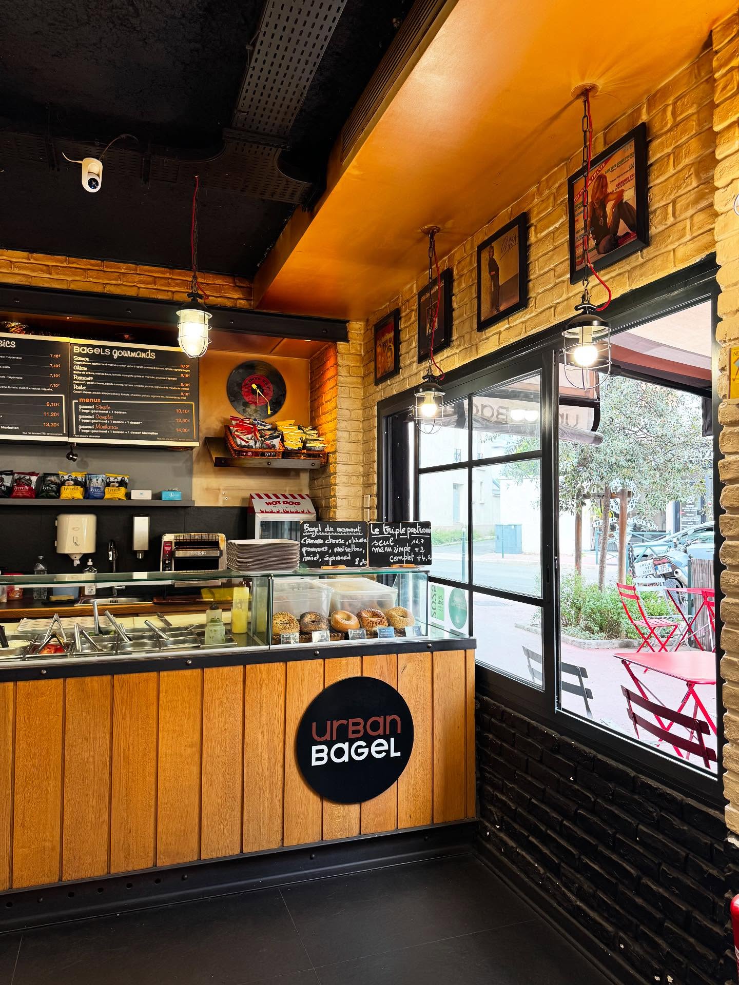 Bienvenue chez Urban Bagel 🥯✨ Ici, on vous accueille avec le sourire et surtout… avec les meilleurs bagels d’Asnières !
📍 21 Rue Maurice Bokanowski, 92600 Asnières-sur-Seine
🕙 Ouvert 7j/7 — 10h à 22h