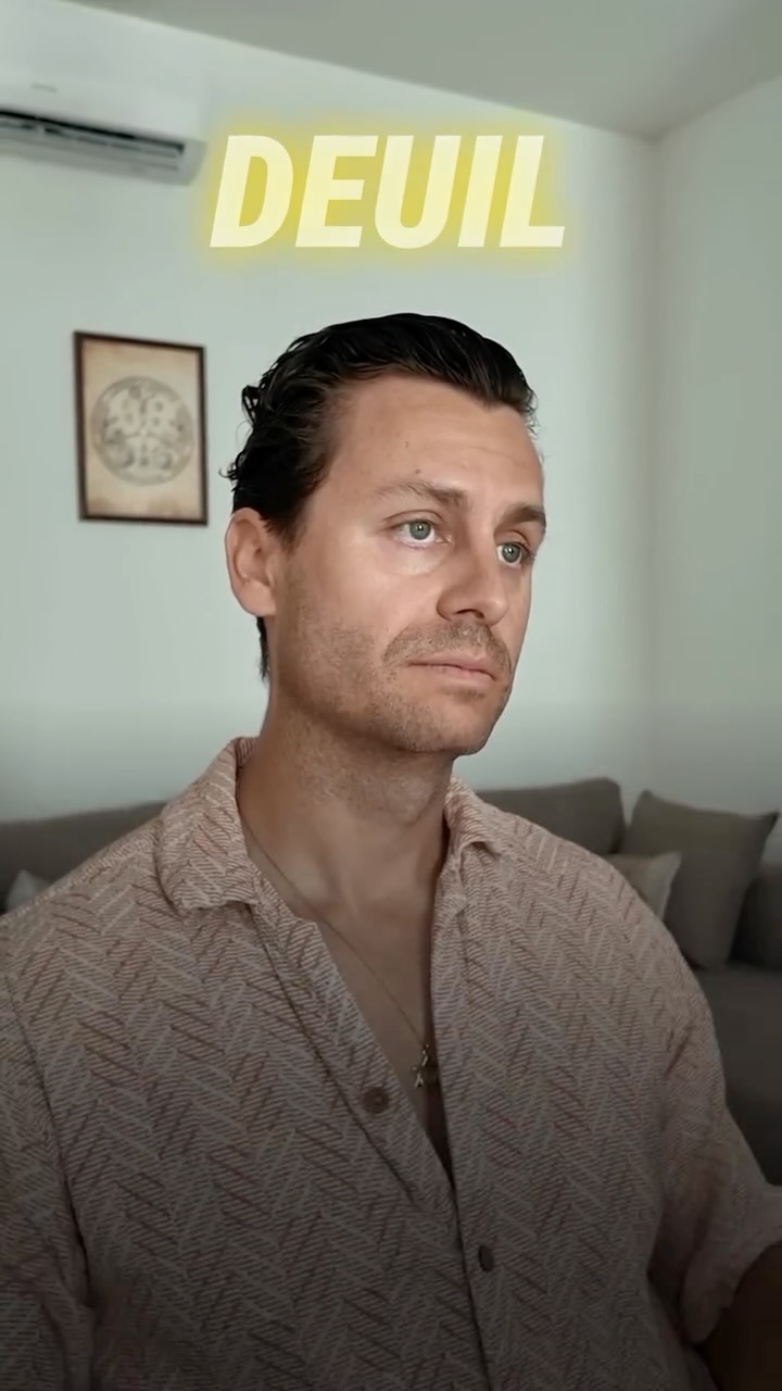 Le deuil : un processus d’adaptation et de reconstruction de l’identité - Extrait de cours
J’évoque le deuil en tant que processus d’adaptation face à une perte. C’est une réaction normale et naturelle qui vise à réorganiser notre vie et notre identité après une perte. Le deuil permet de reconnaître, d’assimiler et de donner du sens à l’absence, même si cela peut parfois remettre en question notre foi en la vie…
Et vous, quel est le deuil qui a le plus remis en question la foi que vous aviez en la vie ?
#deuil #processusadaptation #perte #identité #changement #absence #sens #foi #hypnose #formationhypnose